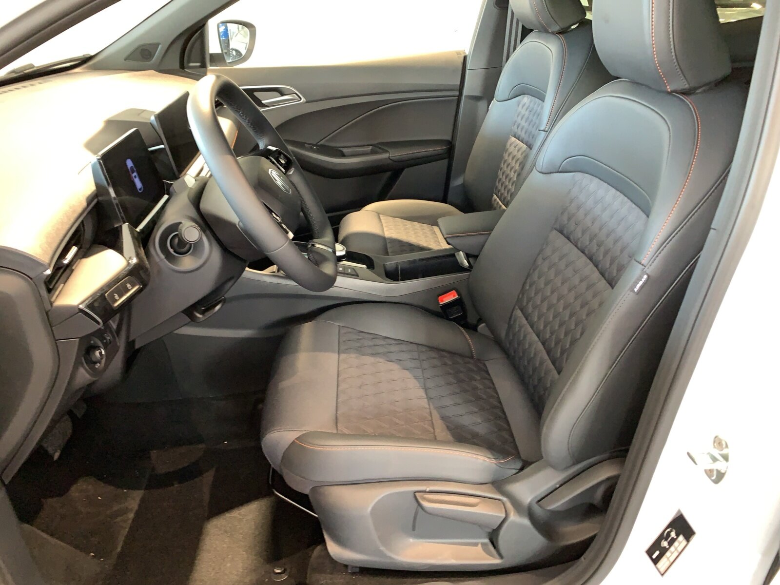 MG 3 1.5 Hybrid Luxury, Voll-Hybrid Benzin/Elektro, Neuwagen, Automatik - 4