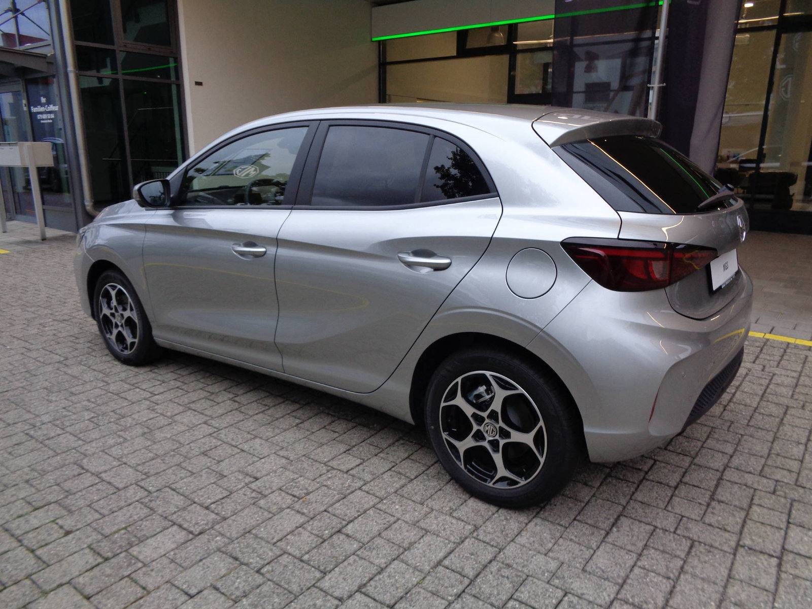 MG 3 1.5 Hybrid Luxury, Full-Hybrid Petrol/Electric, Ex-demonstrator, Automatic - 2