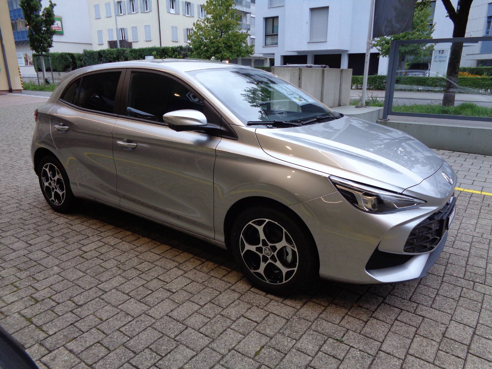 MG 3 1.5 Hybrid Luxury, Full-Hybrid Petrol/Electric, Ex-demonstrator, Automatic - 3