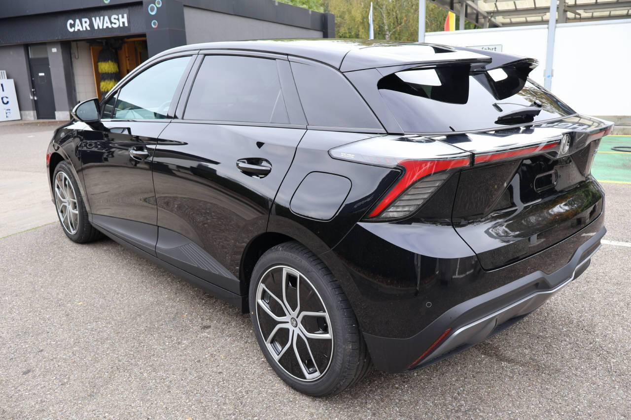 MG 4 64kWh Luxury, Electric, Ex-demonstrator, Automatic - 6