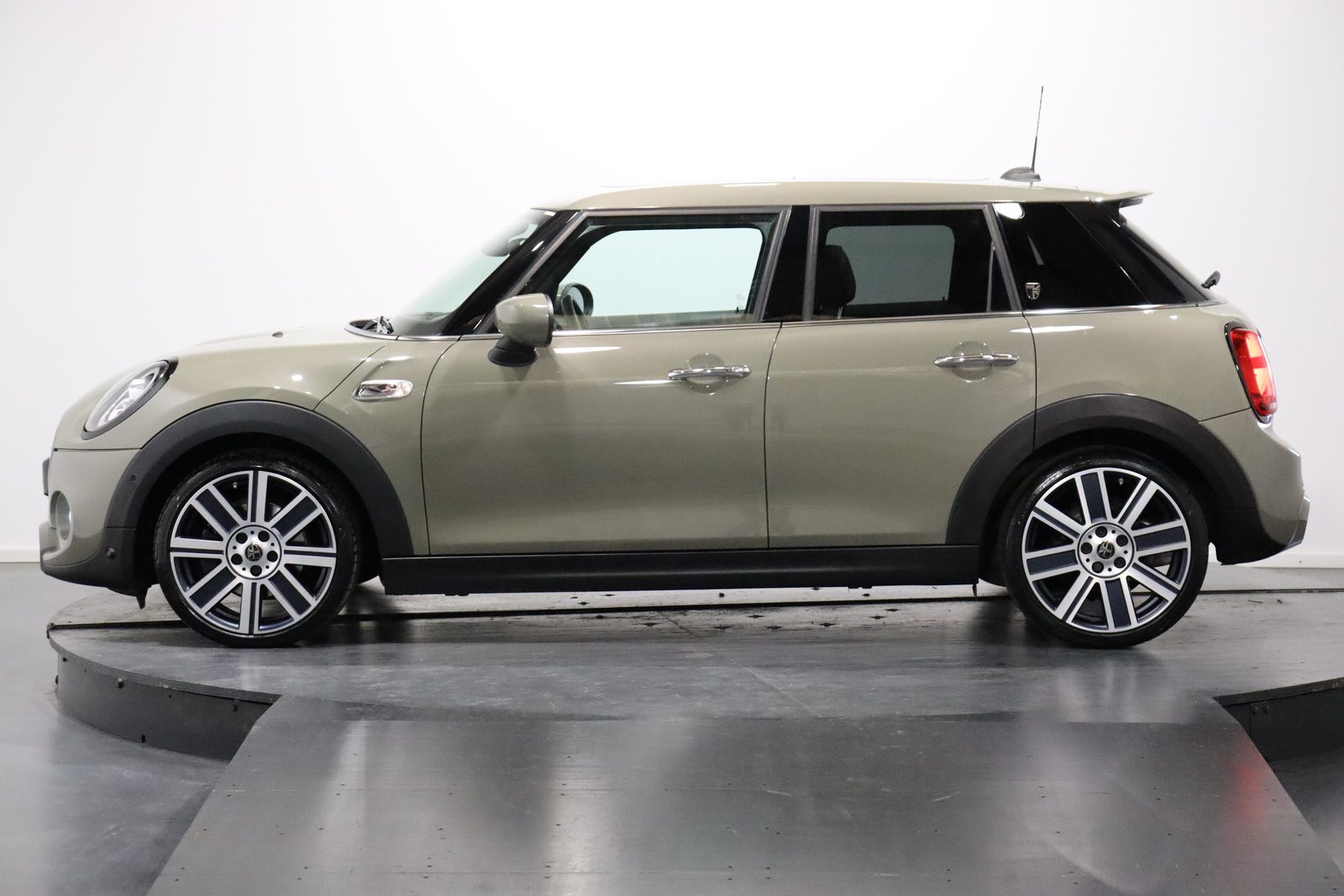 MINI F55 2.0i Cooper S SDKG, Petrol, Second hand / Used, Automatic - 2