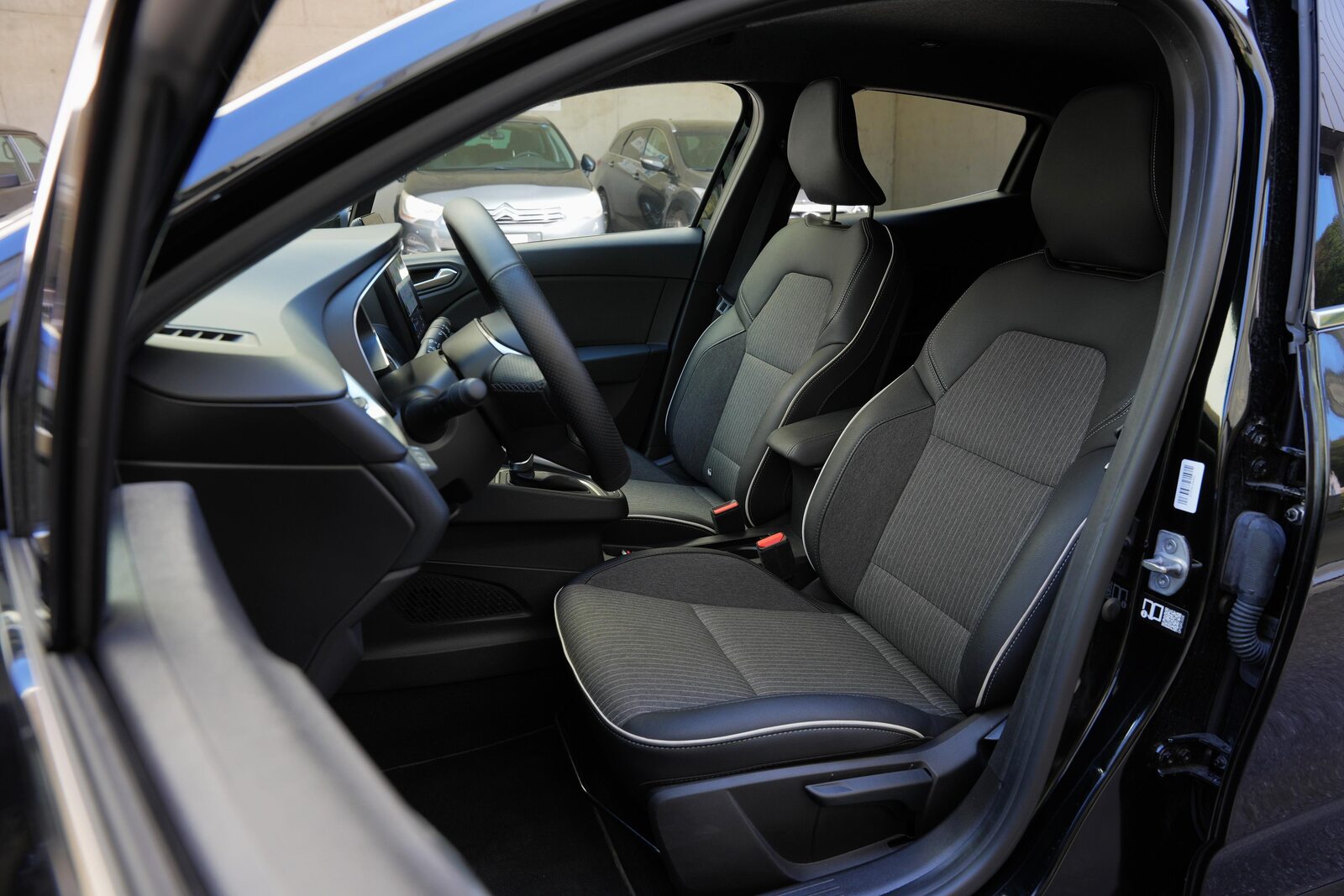 MITSUBISHI Colt 1.6 HEV Instyle, Hybride Intégral Essence/Électricité, Occasion / Utilisé, Automatique - 6