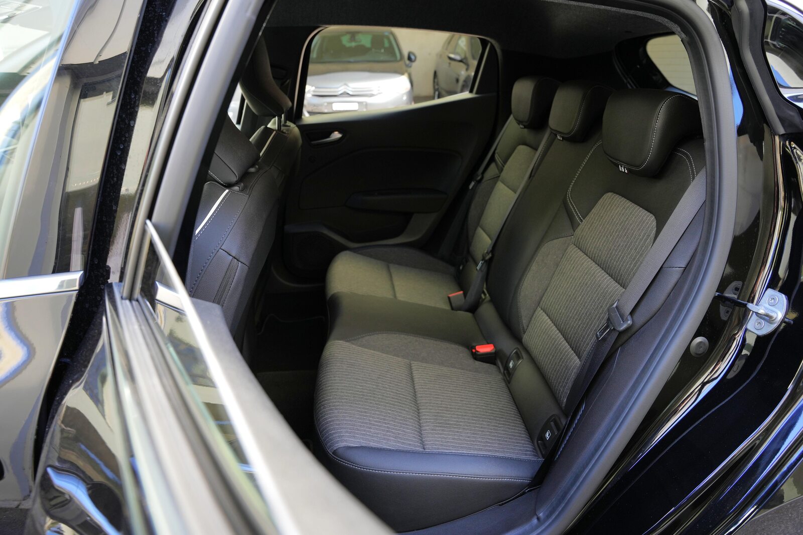 MITSUBISHI Colt 1.6 HEV Instyle, Hybride Intégral Essence/Électricité, Occasion / Utilisé, Automatique - 7
