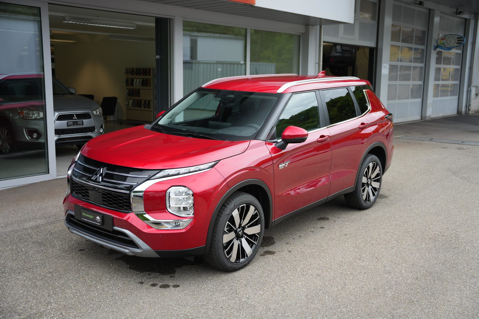 MITSUBISHI Outlander 2.4 PHEV Intense 4x4, Plug-in-Hybrid Petrol/Electric, New car, Automatic - 2