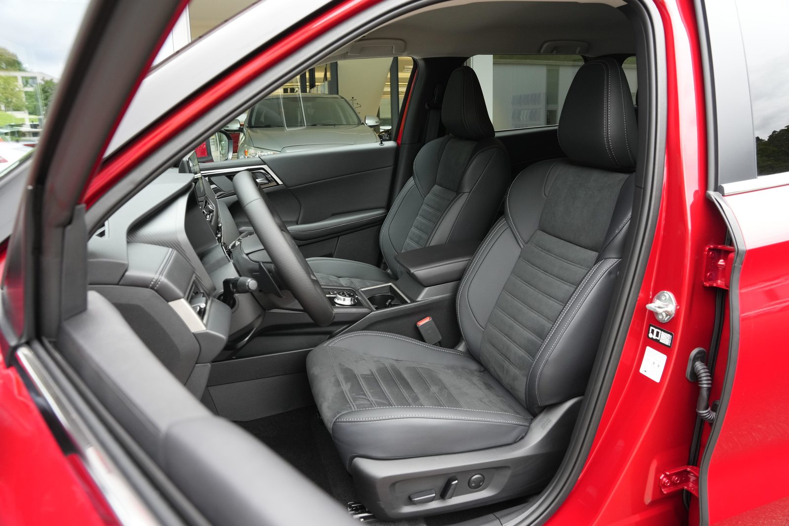 MITSUBISHI Outlander 2.4 PHEV Intense 4x4, Plug-in-Hybrid Petrol/Electric, New car, Automatic - 7