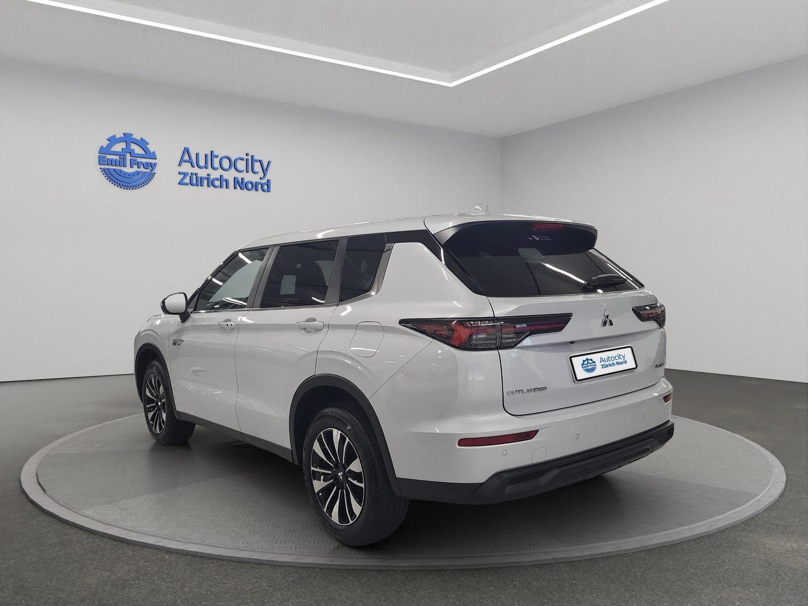 MITSUBISHI Outlander 2.4 PHEV Invite 4x4, Plug-in-Hybrid Benzin/Elektro, Occasion / Gebraucht, Automatik - 3