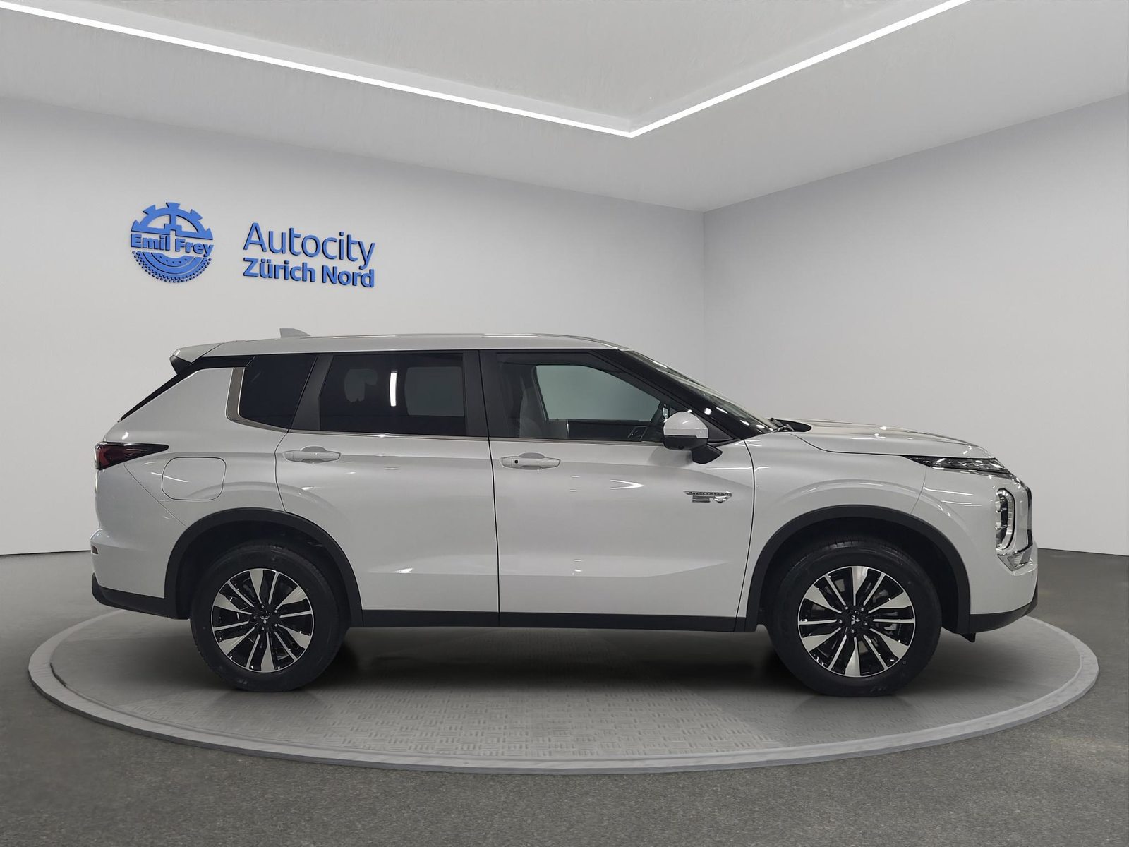 MITSUBISHI Outlander 2.4 PHEV Invite 4x4, Plug-in-Hybrid Benzin/Elektro, Occasion / Gebraucht, Automatik - 5