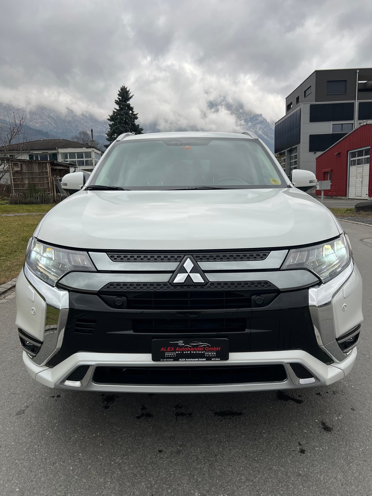 MITSUBISHI OUTLANDER 2.4 PHEV Style 4WD Automatic, Plug-in-Hybrid Petrol/Electric, Second hand / Used, Automatic - 2