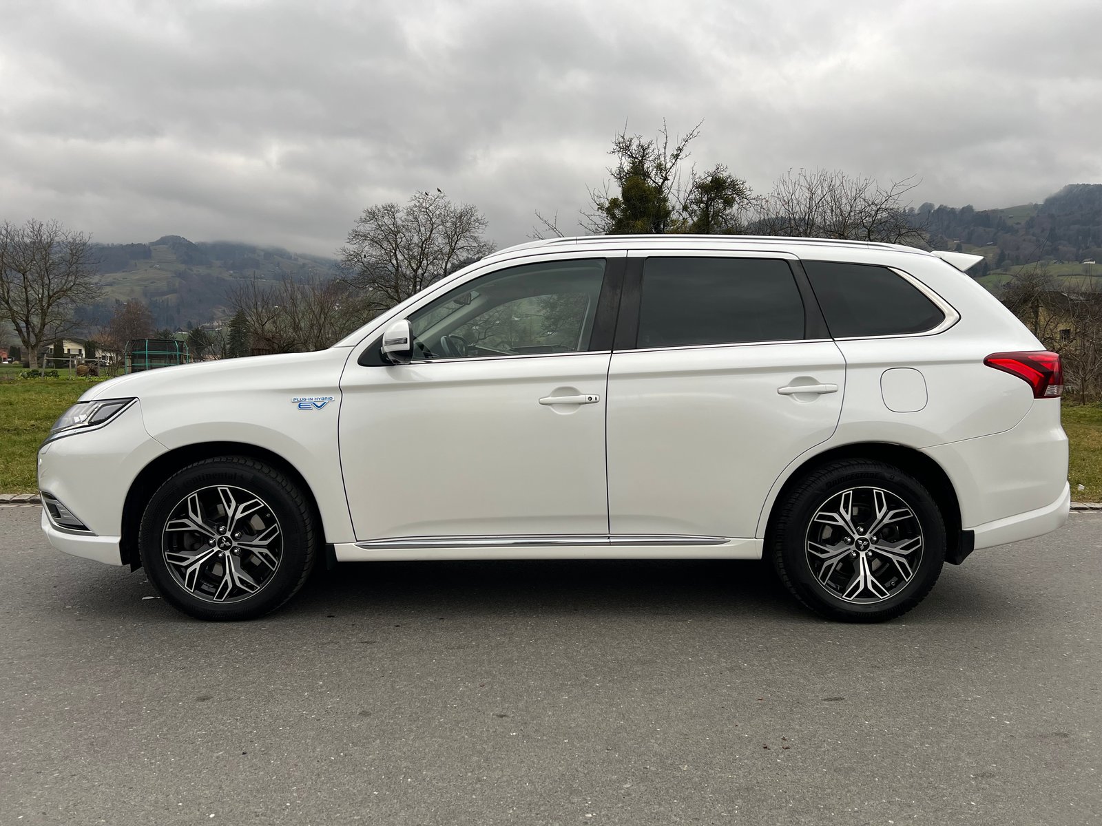 MITSUBISHI OUTLANDER 2.4 PHEV Style 4WD Automatic, Plug-in-Hybrid Petrol/Electric, Second hand / Used, Automatic - 3