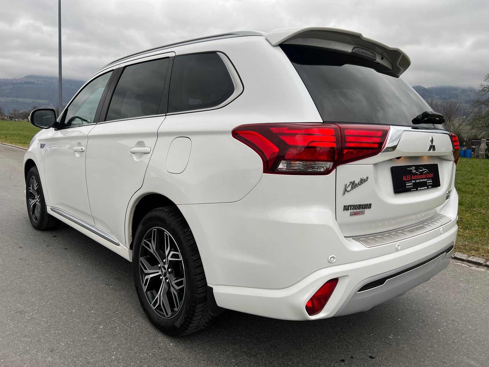 MITSUBISHI OUTLANDER 2.4 PHEV Style 4WD Automatic, Plug-in-Hybrid Petrol/Electric, Second hand / Used, Automatic - 4