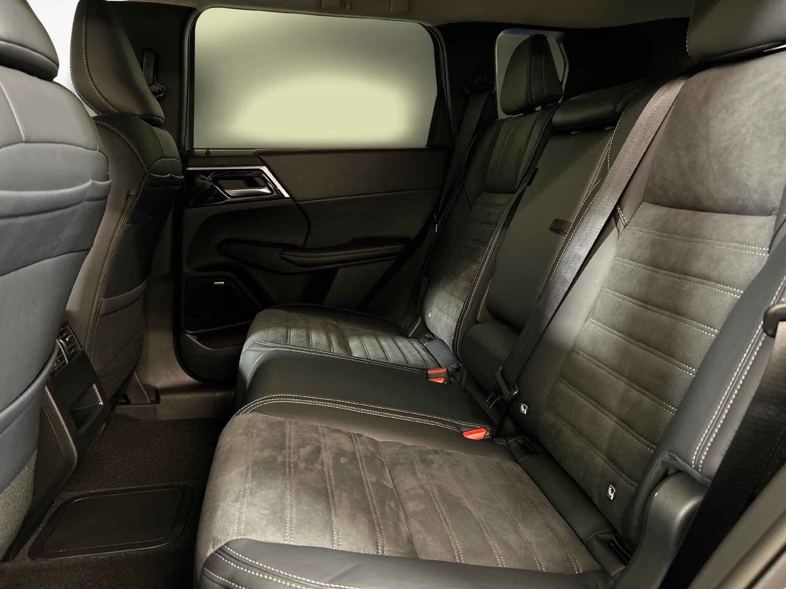 MITSUBISHI Outlander 2.4 PHEV Intense 4x4, Plug-in-Hybrid Benzin/Elektro, Occasion / Gebraucht, Automatik - 4
