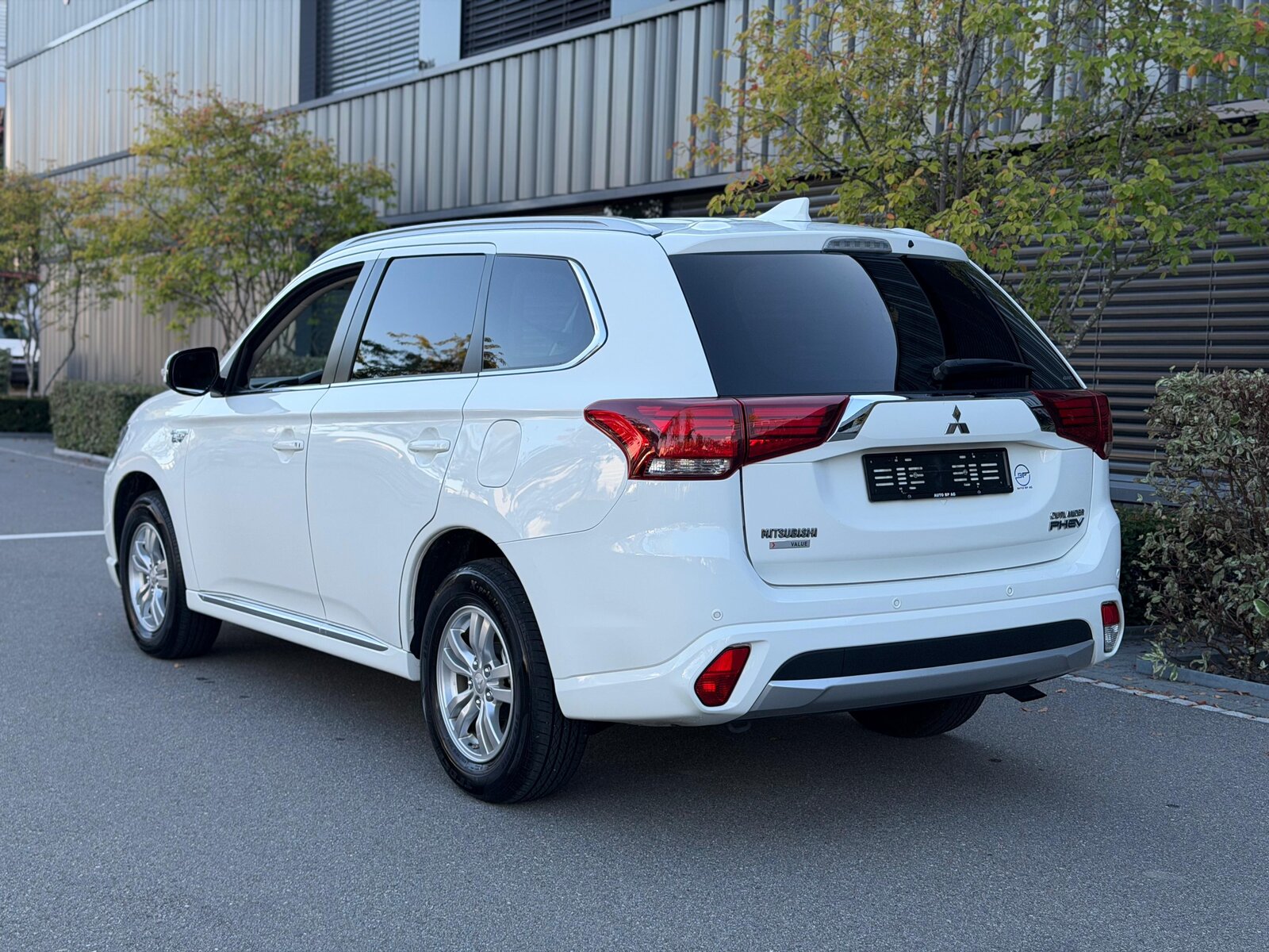 MITSUBISHI Outlander 2.0 PHEV 4WD Automatic, Plug-in-Hybrid Benzin/Elektro, Occasion / Gebraucht, Automatik - 3