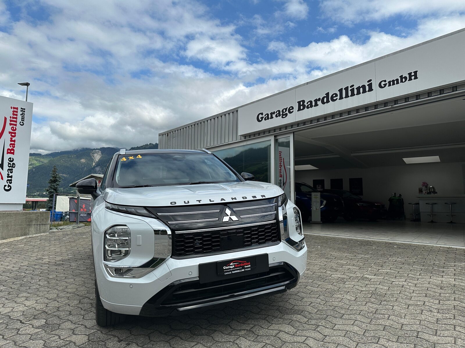 MITSUBISHI Outlander 2.4 PHEV Instyle Blackline  4x4