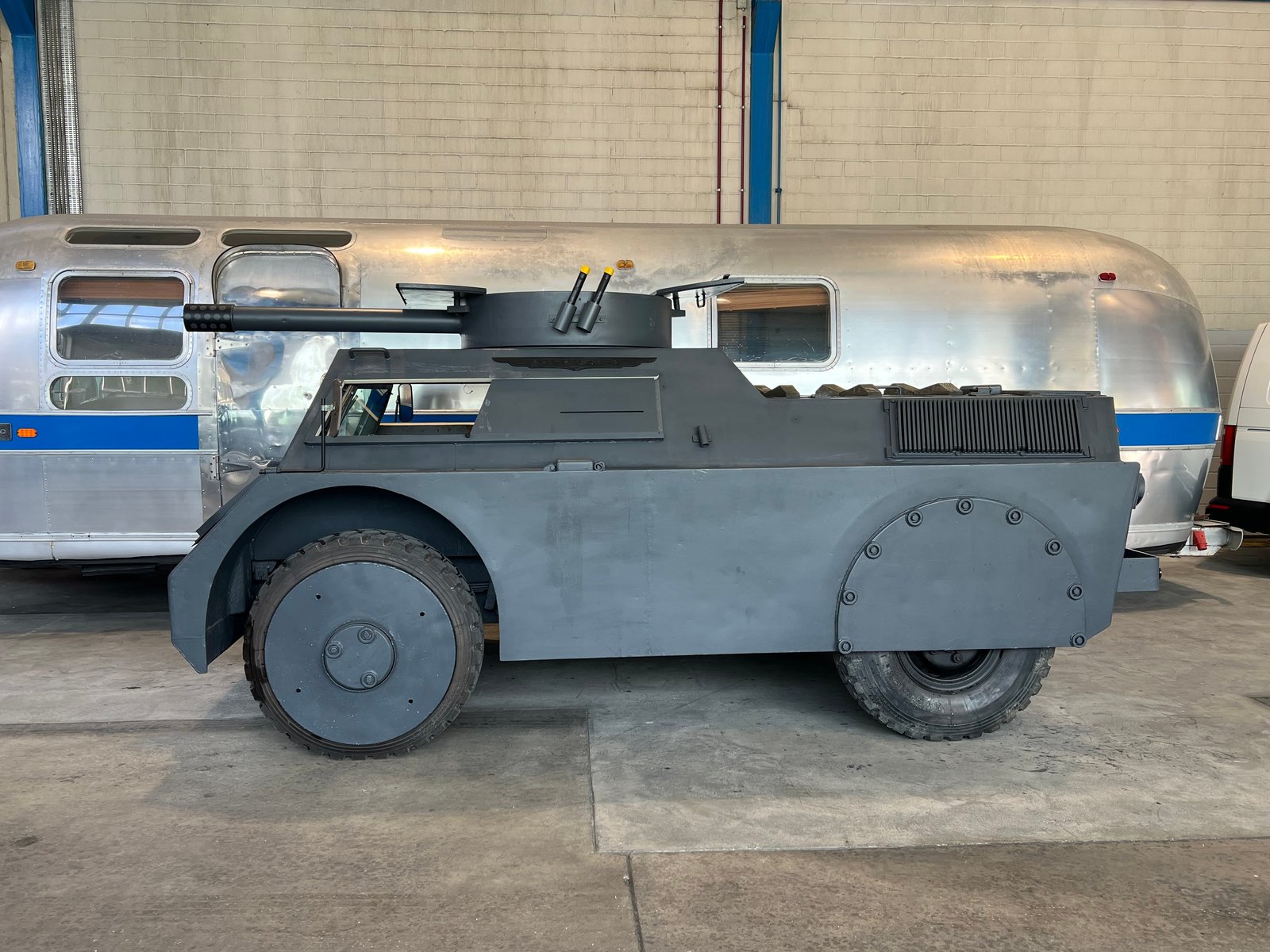 MOWAG 57 4x4 SGepanzertes Aufklärungsfahrzeug, Petrol, Second hand / Used, Manual - 2