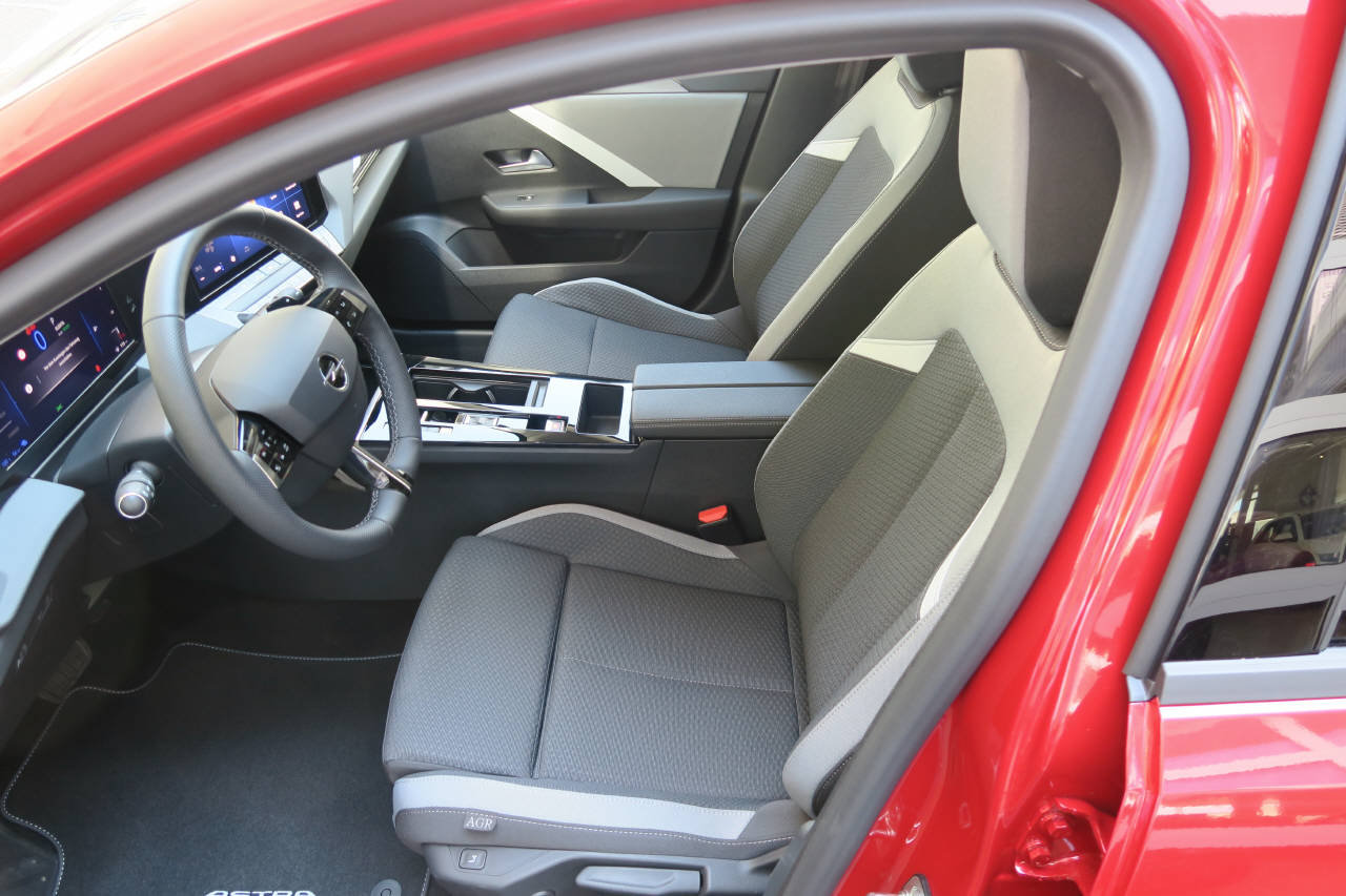 OPEL Astra 1.6 T PHEV 180 Swiss, Plug-in-Hybrid Petrol/Electric, Second hand / Used, Automatic - 4