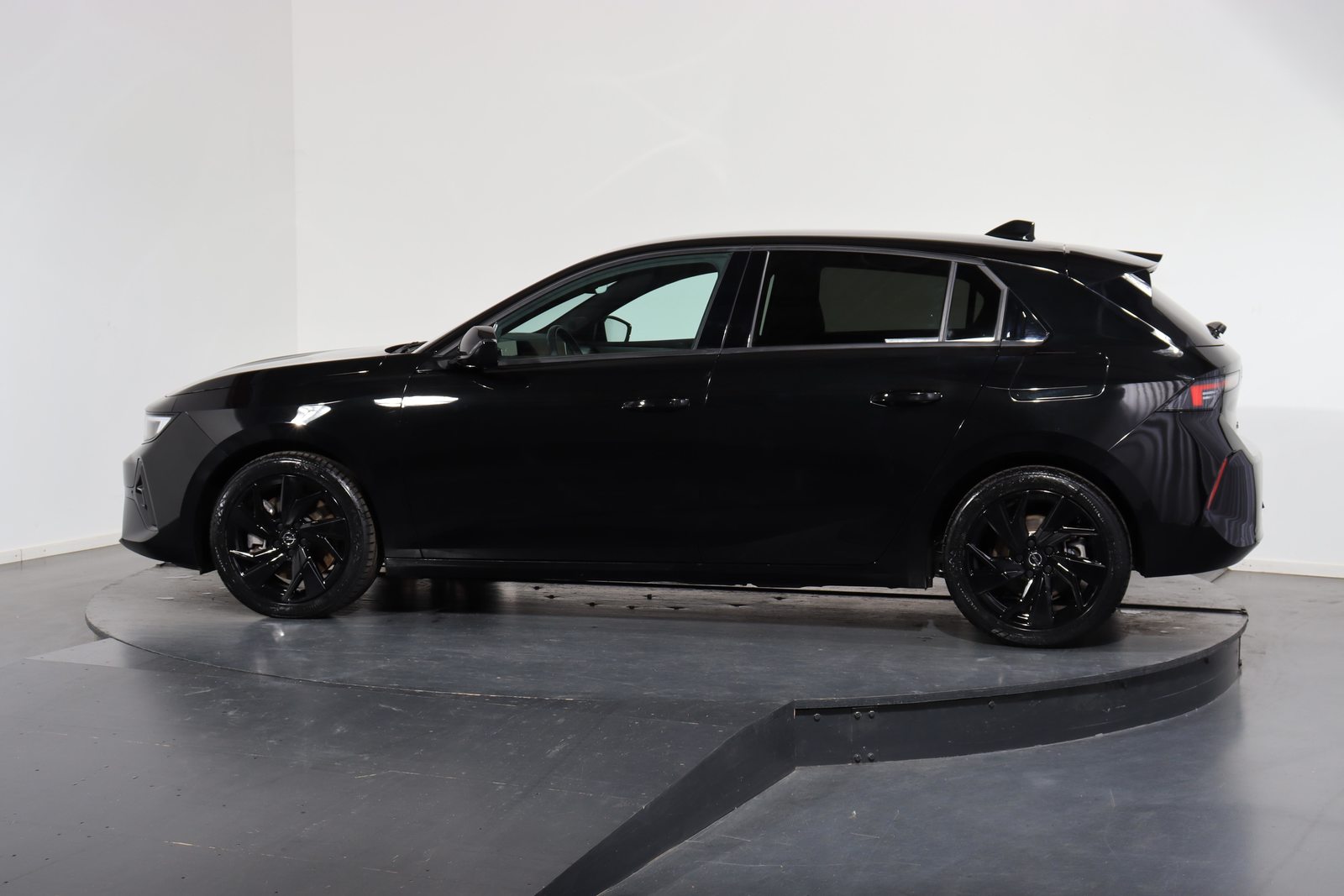 OPEL Astra 1.6 T PHEV 180 Swiss Plus, Plug-in-Hybrid Petrol/Electric, Second hand / Used, Automatic - 2