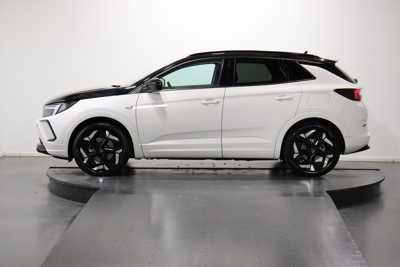 OPEL Grandland 1.6 T PHEV GSE, Plug-in-Hybrid Benzina/Elettrica, Occasioni / Usate, Automatico - 2