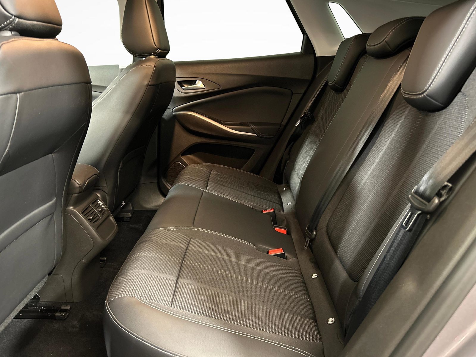 OPEL Grandland 1.6 T PHEV Elegance, Plug-in-Hybrid Benzin/Elektro, Occasion / Gebraucht, Automatik - 4