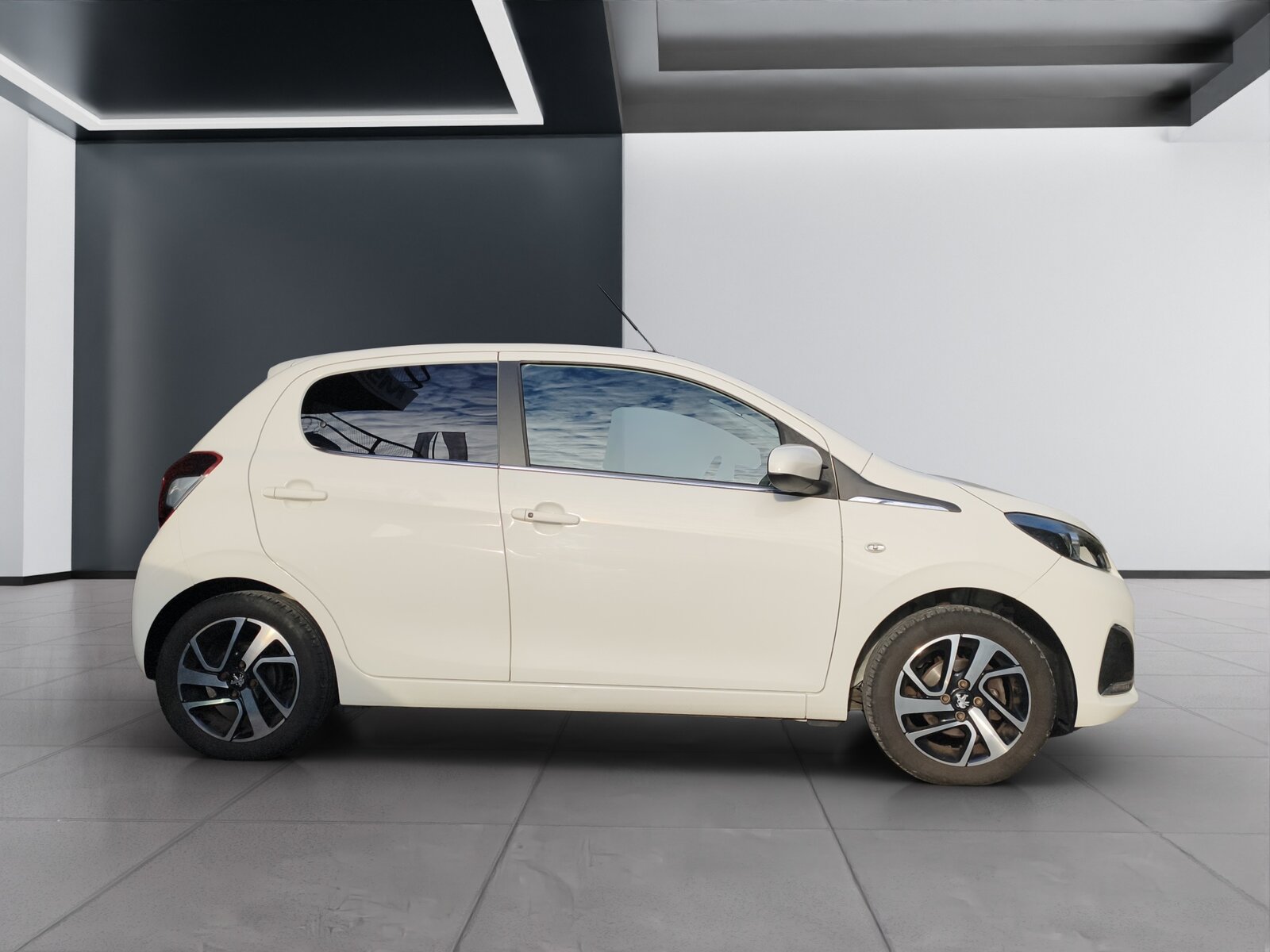PEUGEOT 108 Limousine 1.2 PureTech Allure, Benzin, Occasion / Gebraucht, Handschaltung - 2