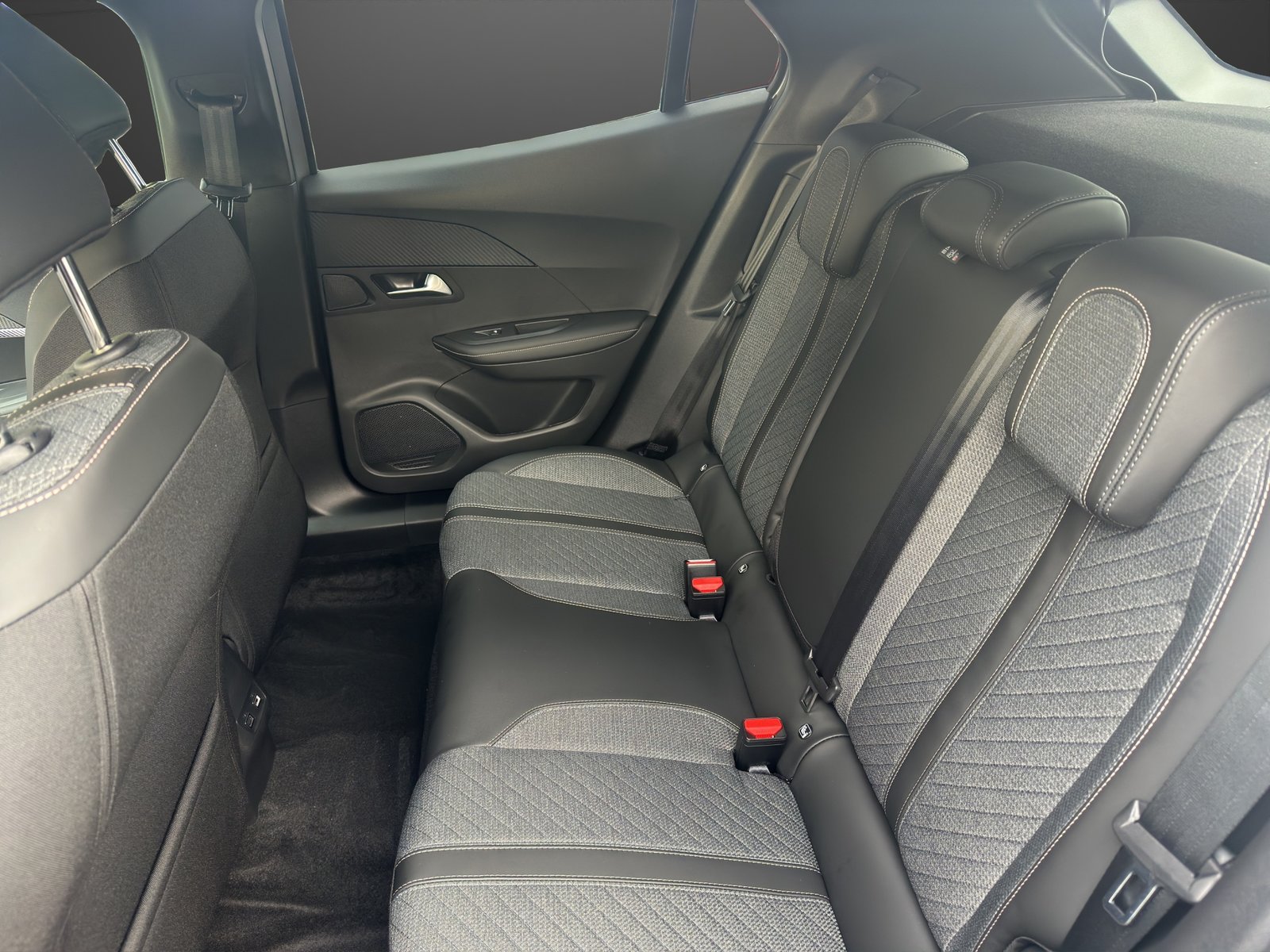 PEUGEOT e-2008 Allure, Elettrica, Auto nuove, Automatico - 6