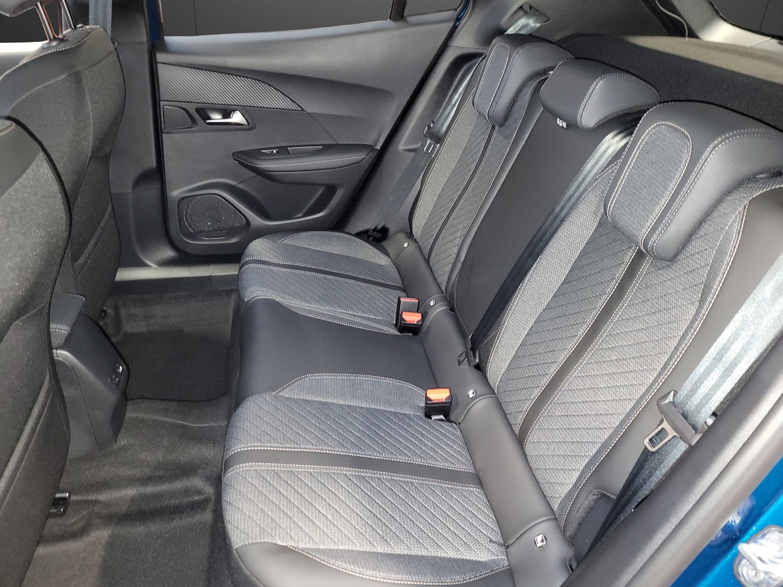 PEUGEOT 2008 1.2 MHEV Allure, Mild-Hybrid Petrol/Electric, Ex-demonstrator, Automatic - 6