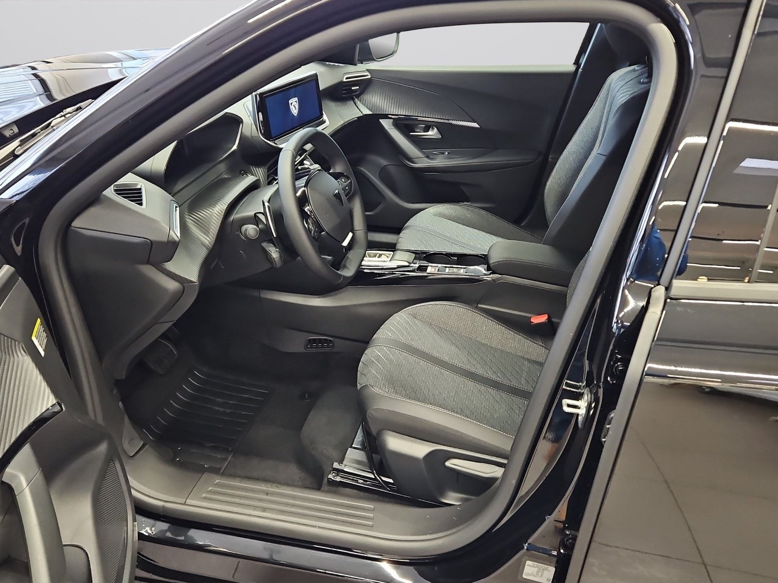 PEUGEOT 2008 NEW 1.2 145 MHEV Allure P, Full-Hybrid Petrol/Electric, New car, Automatic - 5