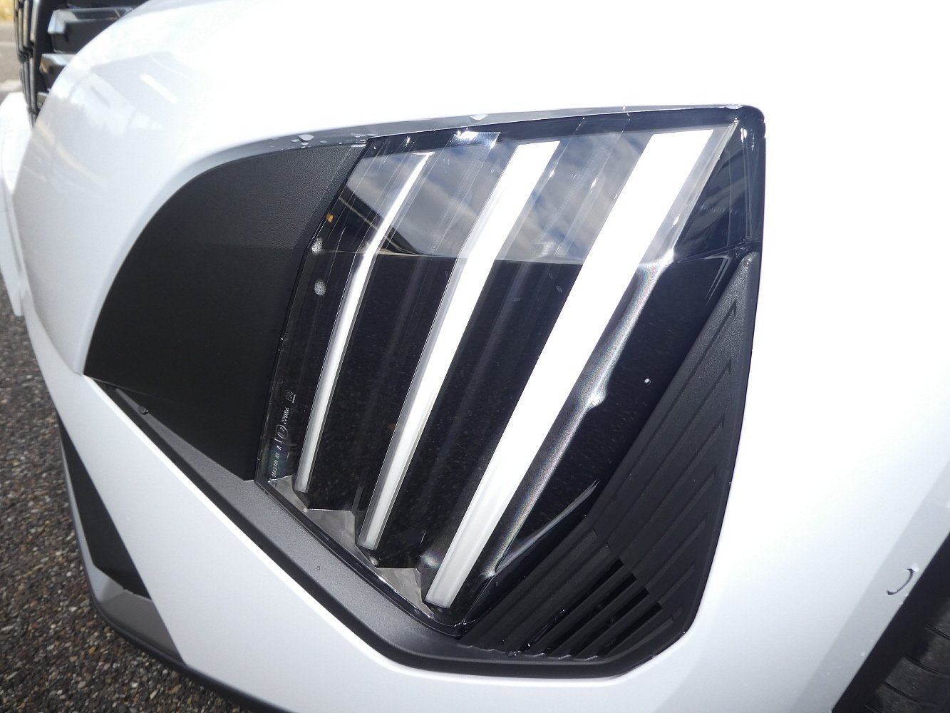 PEUGEOT 2008 1.2 Hybrid 145 Allure Premium, Mild-Hybrid Petrol/Electric, Pre-registered new car, Automatic - 4
