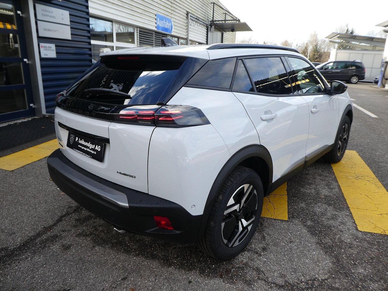 PEUGEOT 2008 1.2 Hybrid 145 Allure Premium, Mild-Hybrid Petrol/Electric, Pre-registered new car, Automatic - 5