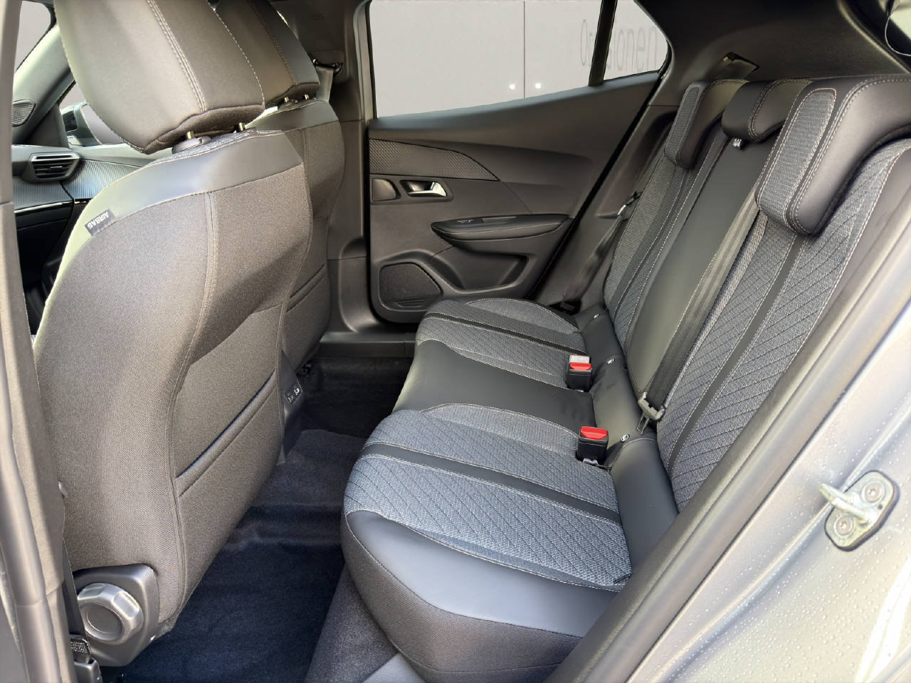 PEUGEOT 2008 1.2 Hybrid 145 PS ALLURE PREMIUM AUTOMAT, Hybride Léger Essence/Électricité, Voiture nouvelle, Automatique - 5