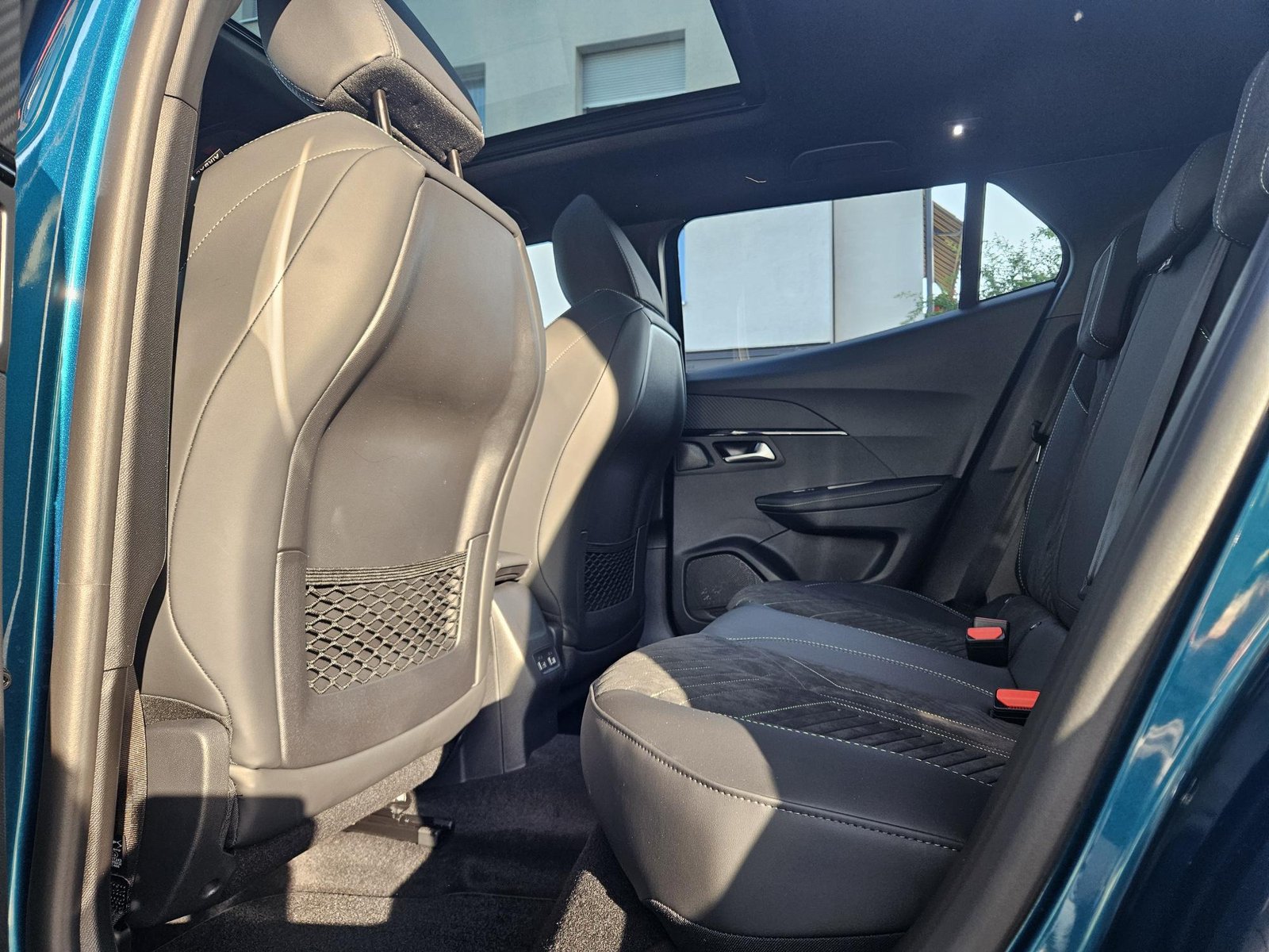 PEUGEOT 2008 1.2 Hybrid 145 GT Exclusive, Mild-Hybrid Benzin/Elektro, Neuwagen, Automatik - 6