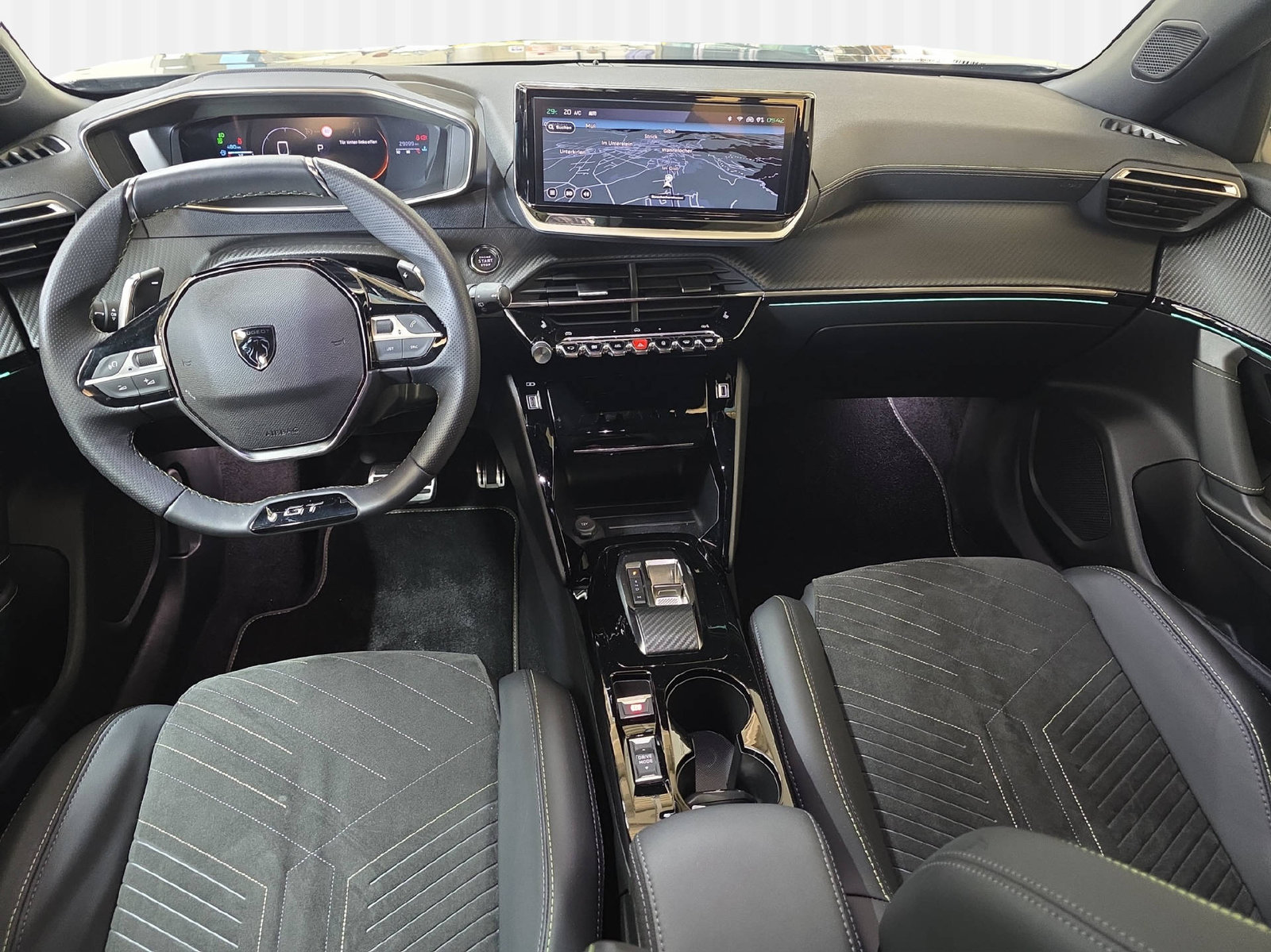 PEUGEOT 2008 1.2 PureTech 130 GT, Benzin, Occasion / Gebraucht, Automatik - 7