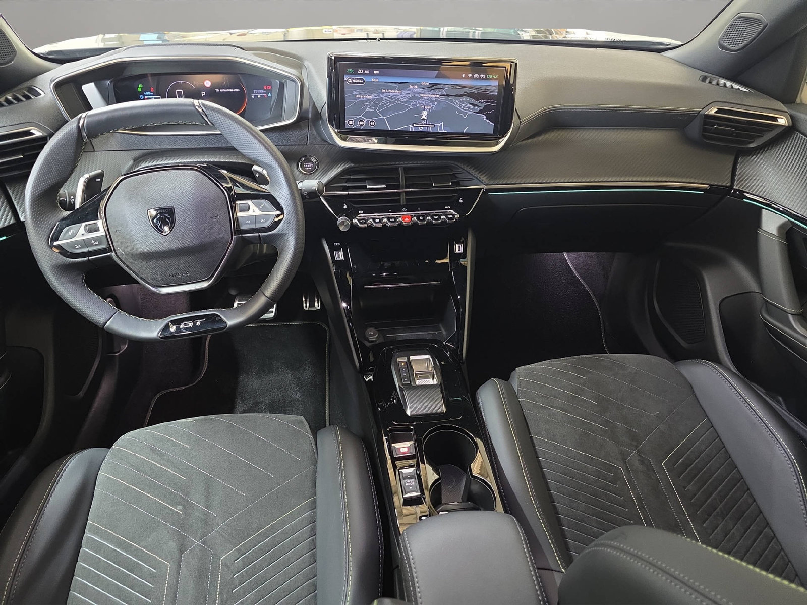PEUGEOT 2008 1.2 PureTech 130 GT, Benzin, Occasion / Gebraucht, Automatik - 7