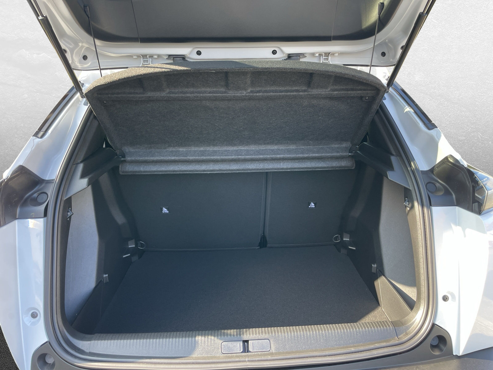 PEUGEOT 2008 1.2 Hybrid Allure Premium, Hybride Léger Essence/Électricité, Occasion / Utilisé, Automatique - 6