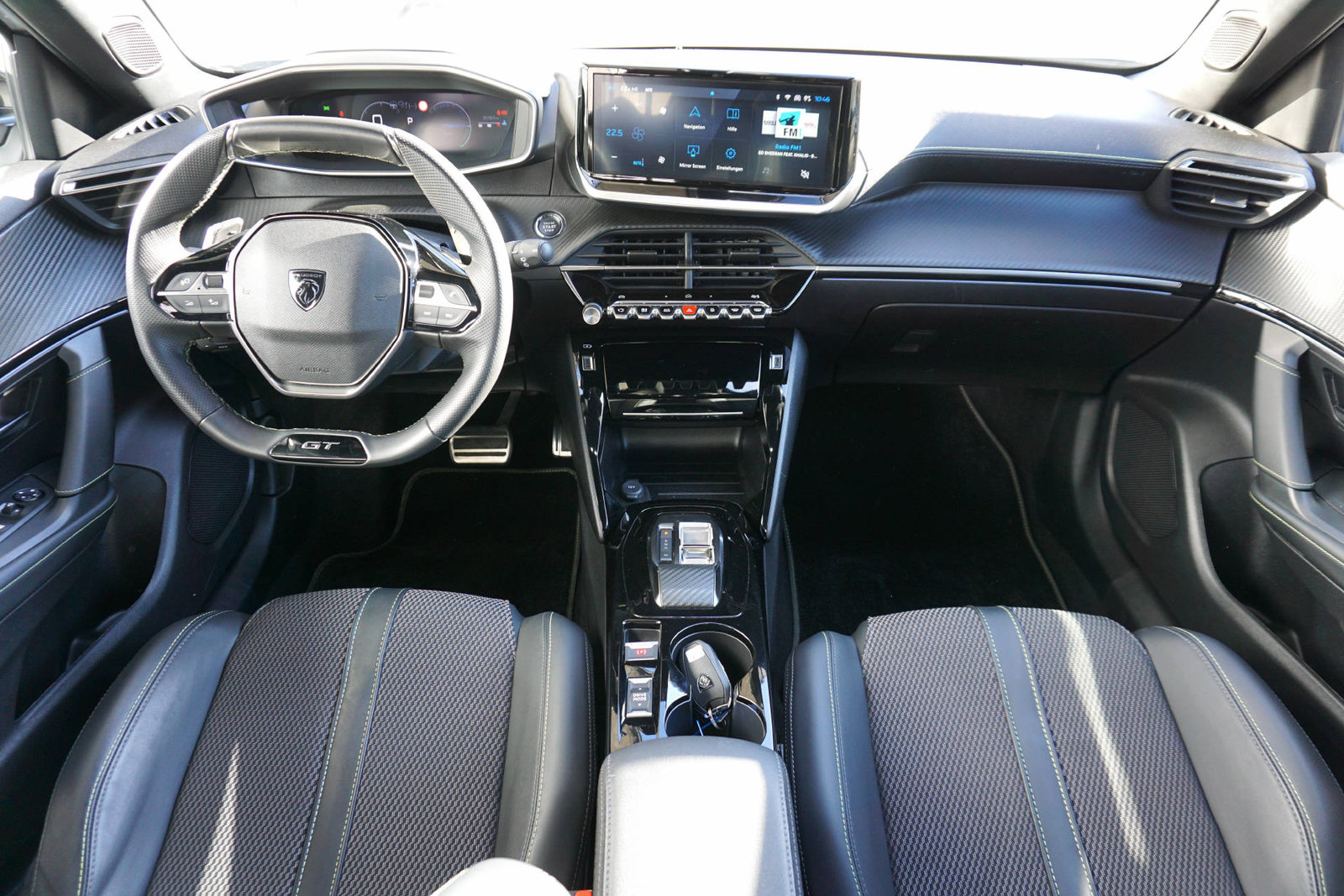 PEUGEOT 2008 1.2 Hybrid 145 GT, Mild-Hybrid Petrol/Electric, Second hand / Used, Automatic - 4