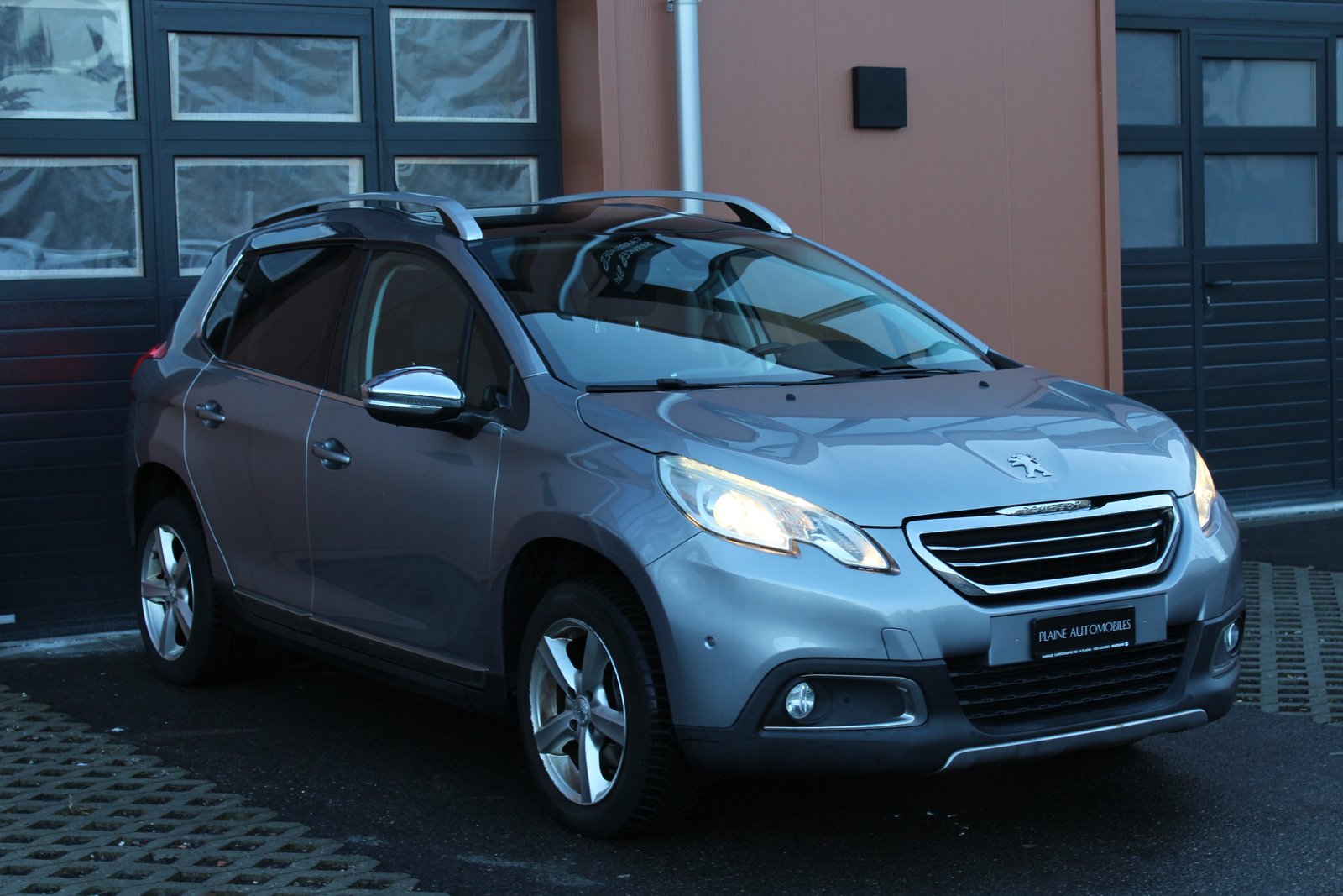 PEUGEOT 2008 1.2 PureTech Féline, Benzin, Occasion / Gebraucht, Handschaltung - 2