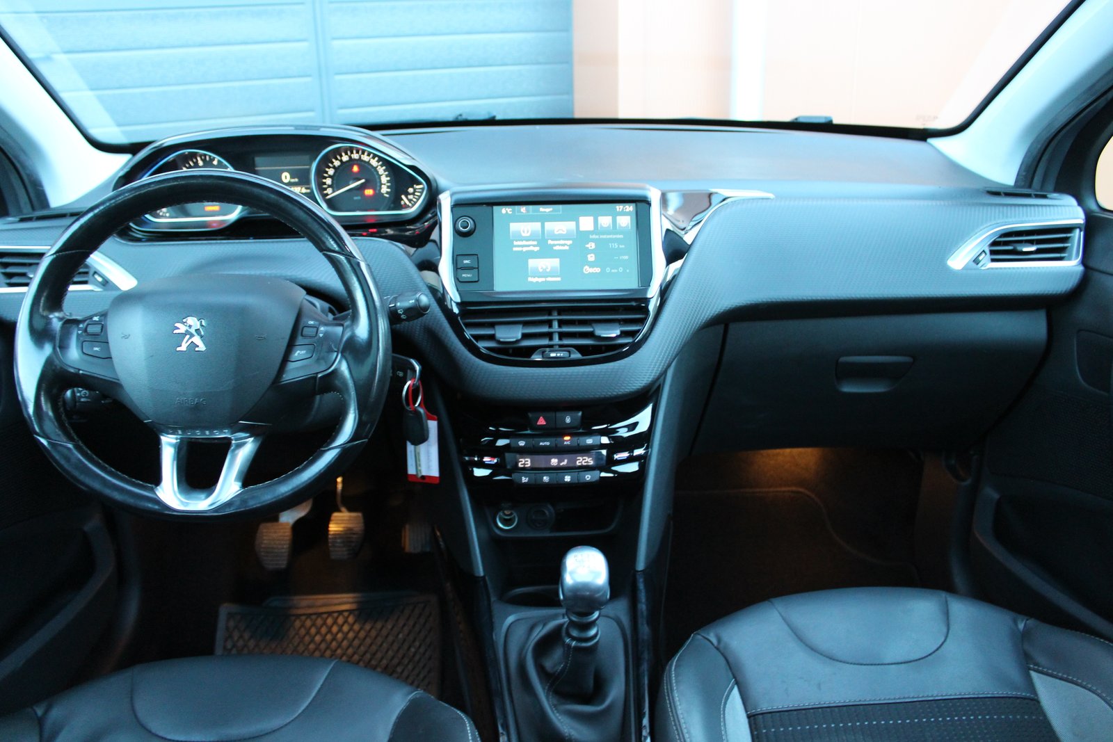 PEUGEOT 2008 1.2 PureTech Féline, Benzin, Occasion / Gebraucht, Handschaltung - 7