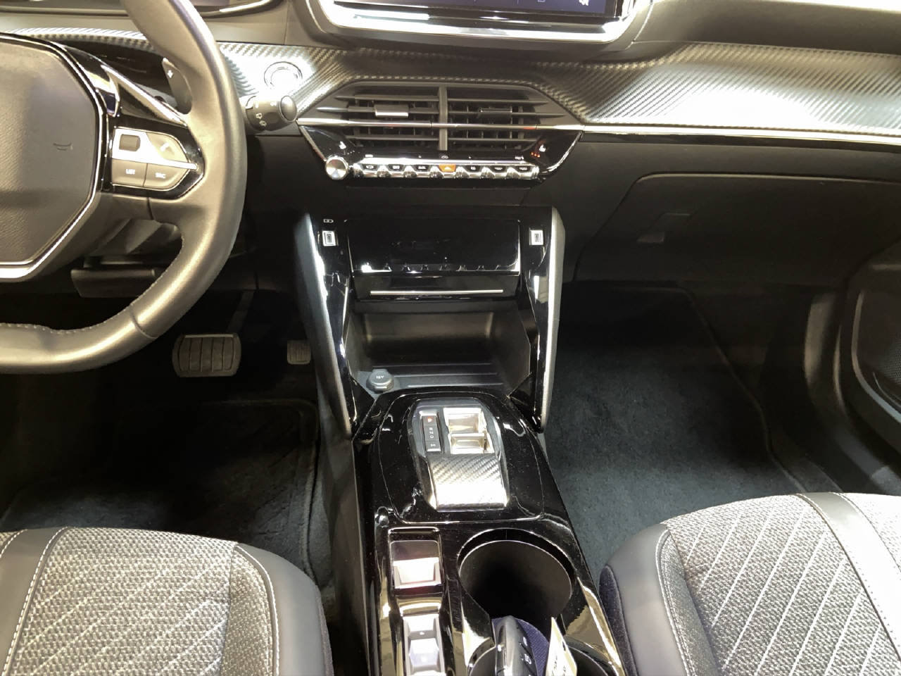 PEUGEOT 2008 1.2 Hybrid 145 Allure, Voll-Hybrid Benzin/Elektro, Occasion / Gebraucht, Automatik - 7