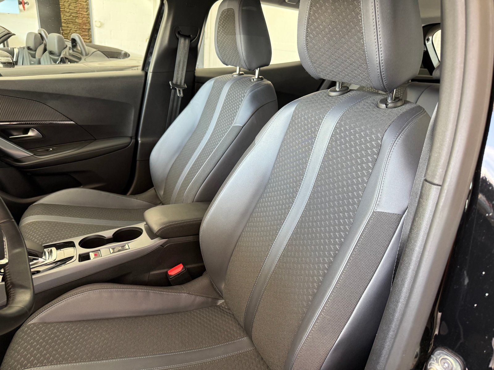 PEUGEOT 2008 e Allure Pack, Elektro, Occasion / Gebraucht, Automatik - 6