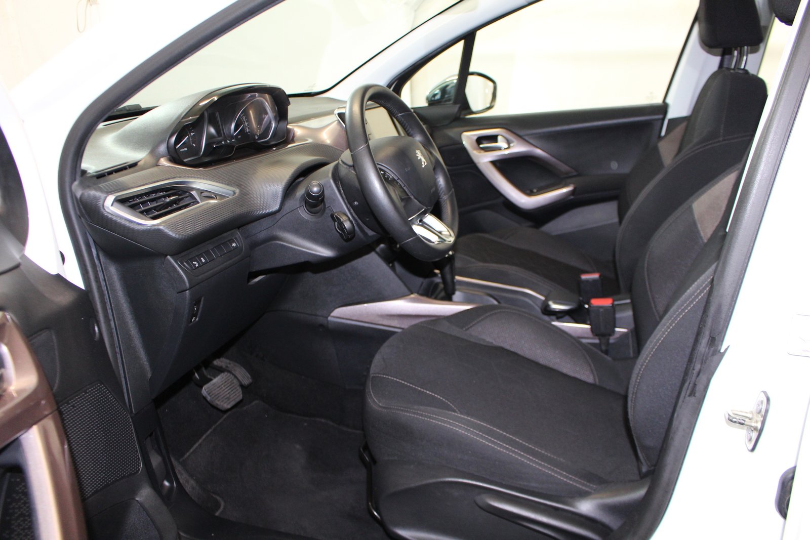 PEUGEOT 2008 1.6 VTi Active, Benzin, Occasion / Gebraucht, Automatik - 7