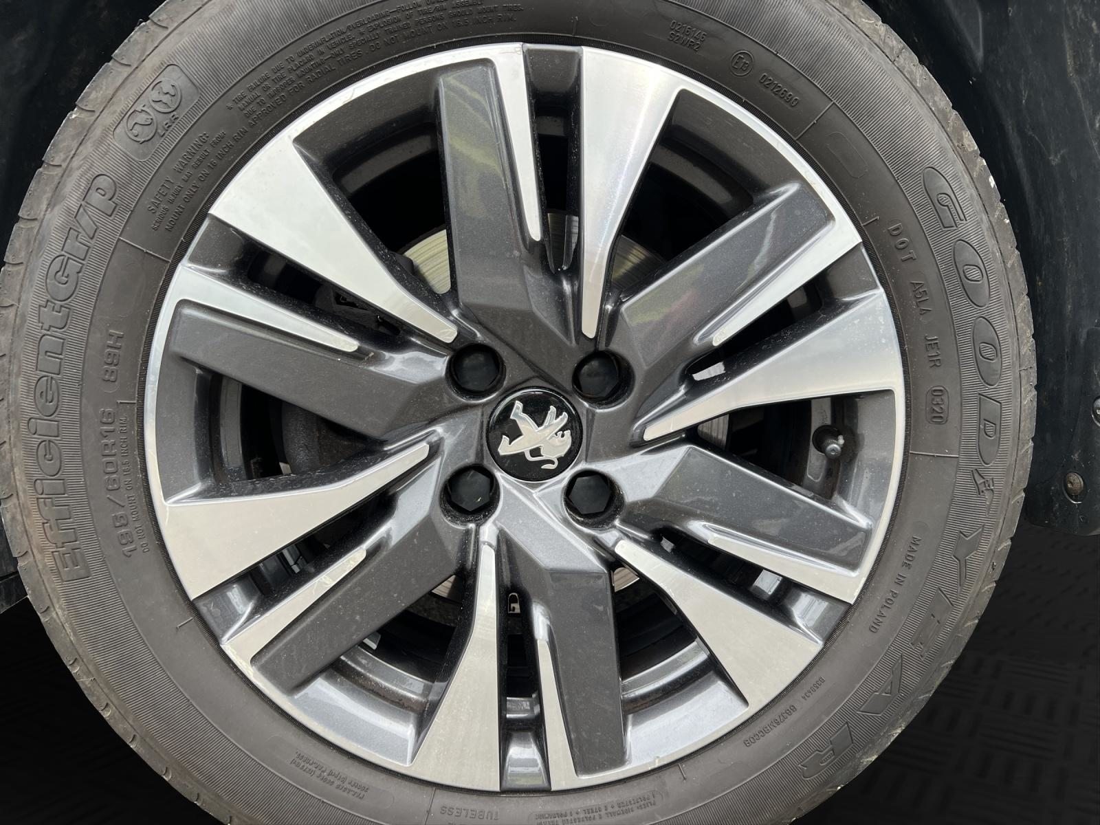 PEUGEOT 2008 1.2 PureTech 110 Allure S/S, Essence, Occasion / Utilisé, Automatique - 7