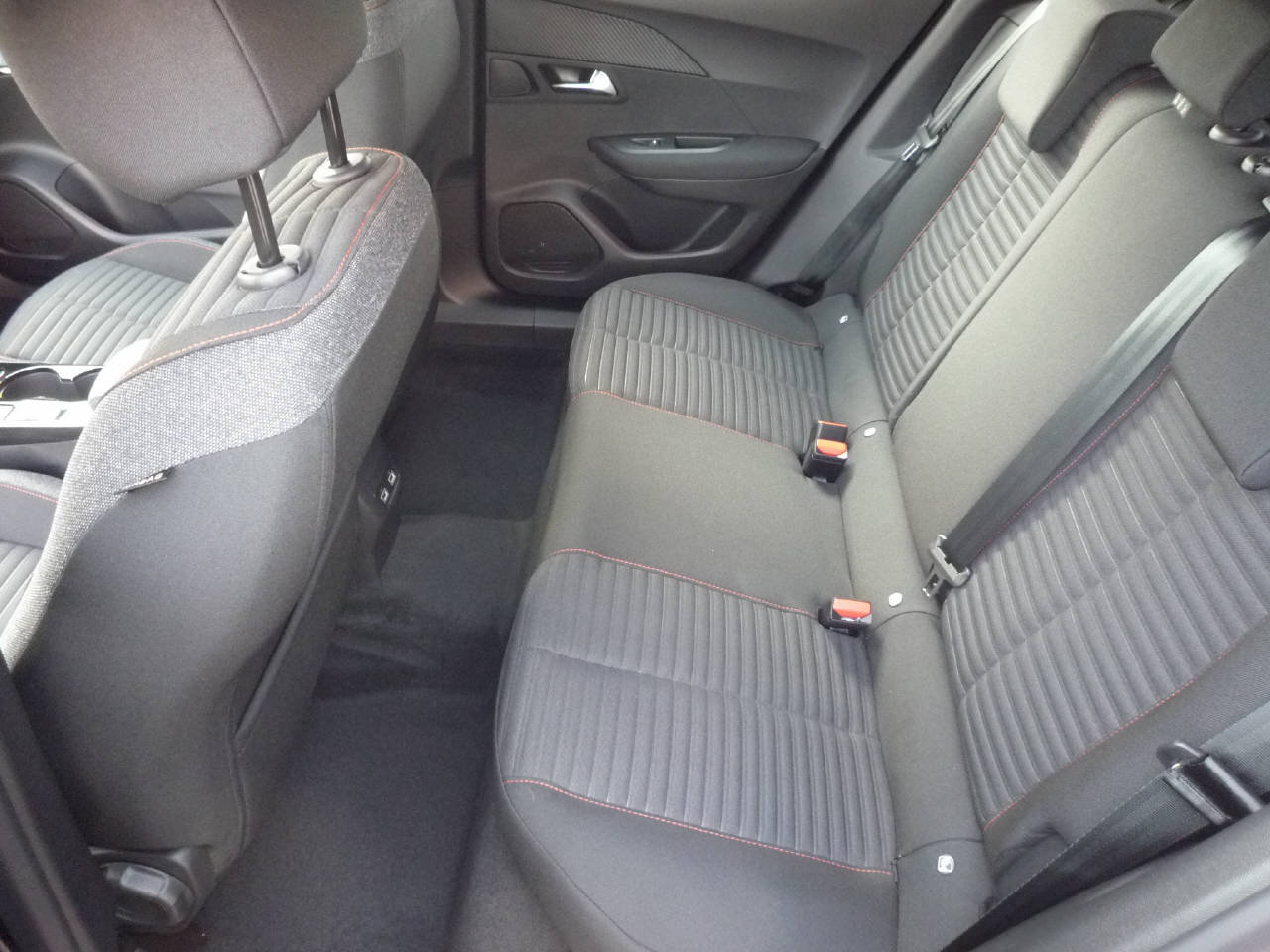 PEUGEOT 2008 e-Active (ex Demo), Électrique, Occasion / Utilisé, Automatique - 7