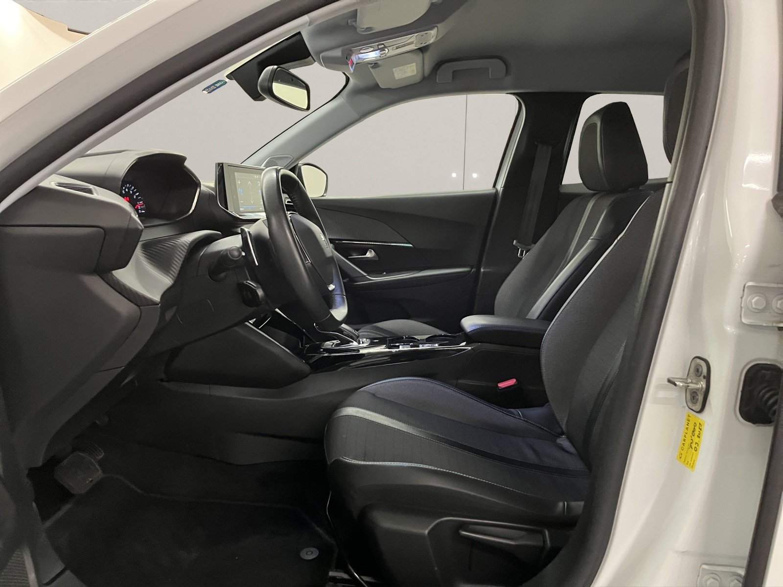PEUGEOT 2008 1.2 PureTech 130 Allure, Benzin, Occasion / Gebraucht, Automatik - 7