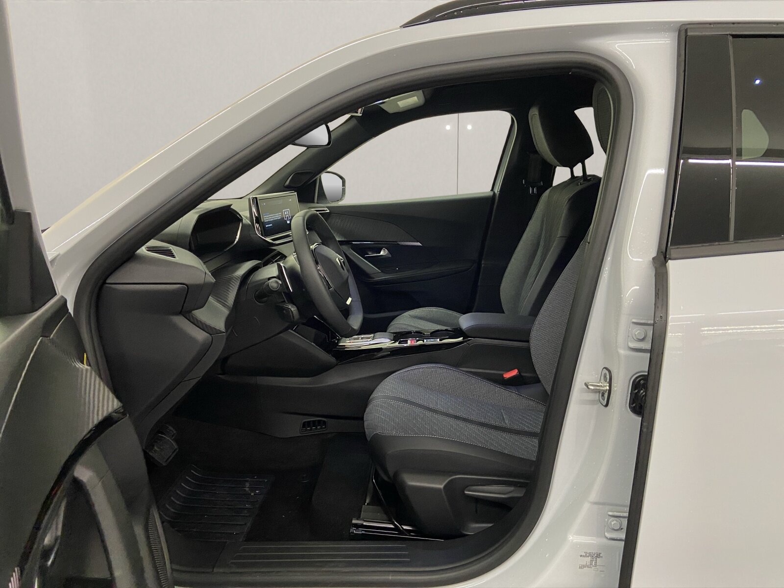 PEUGEOT 2008 1.2 Hybrid 145 Allure, Mild-Hybrid Benzin/Elektro, Occasion / Gebraucht, Automatik - 5