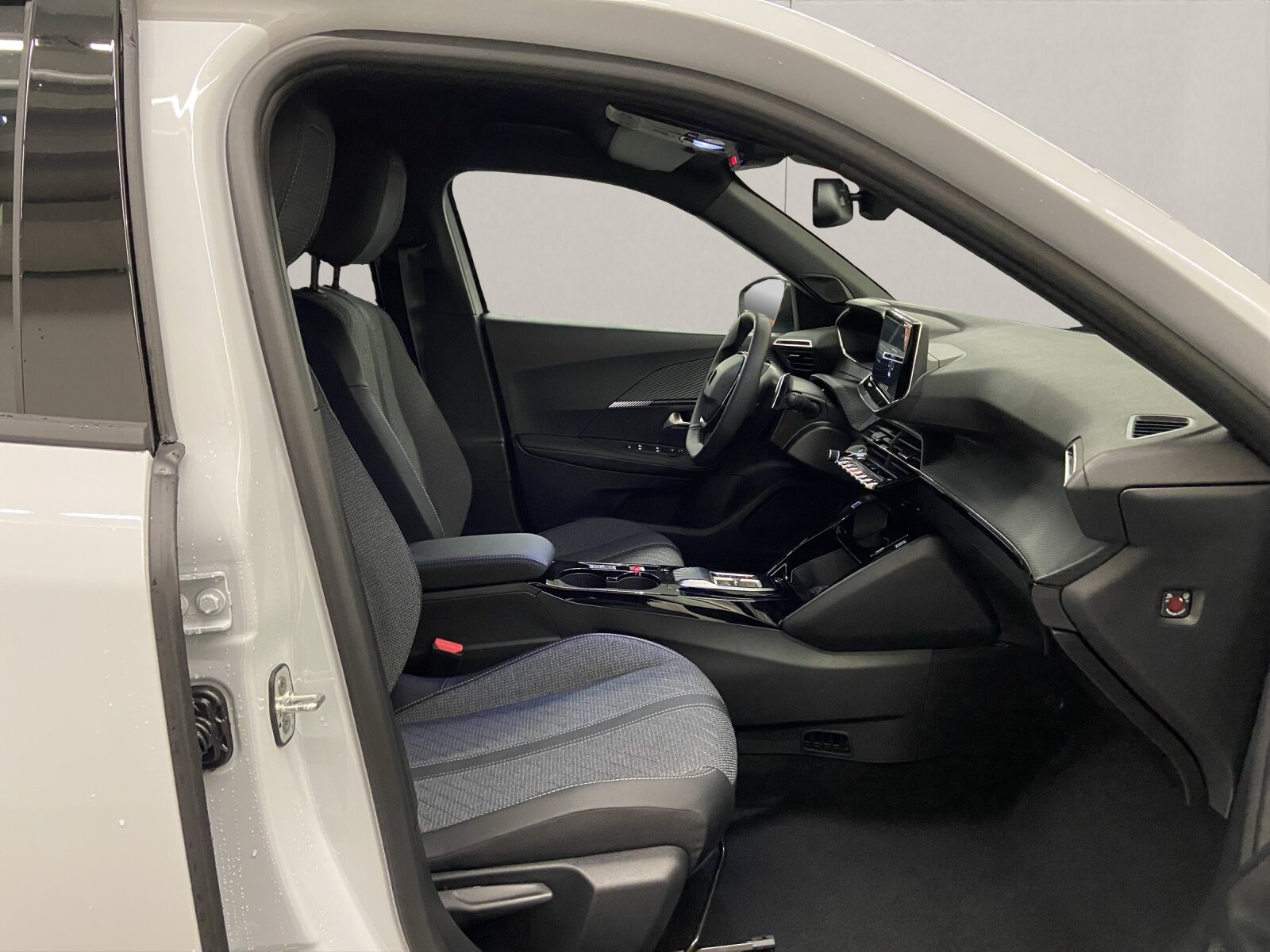 PEUGEOT 2008 1.2 Hybrid 145 Allure, Mild-Hybrid Benzin/Elektro, Occasion / Gebraucht, Automatik - 6
