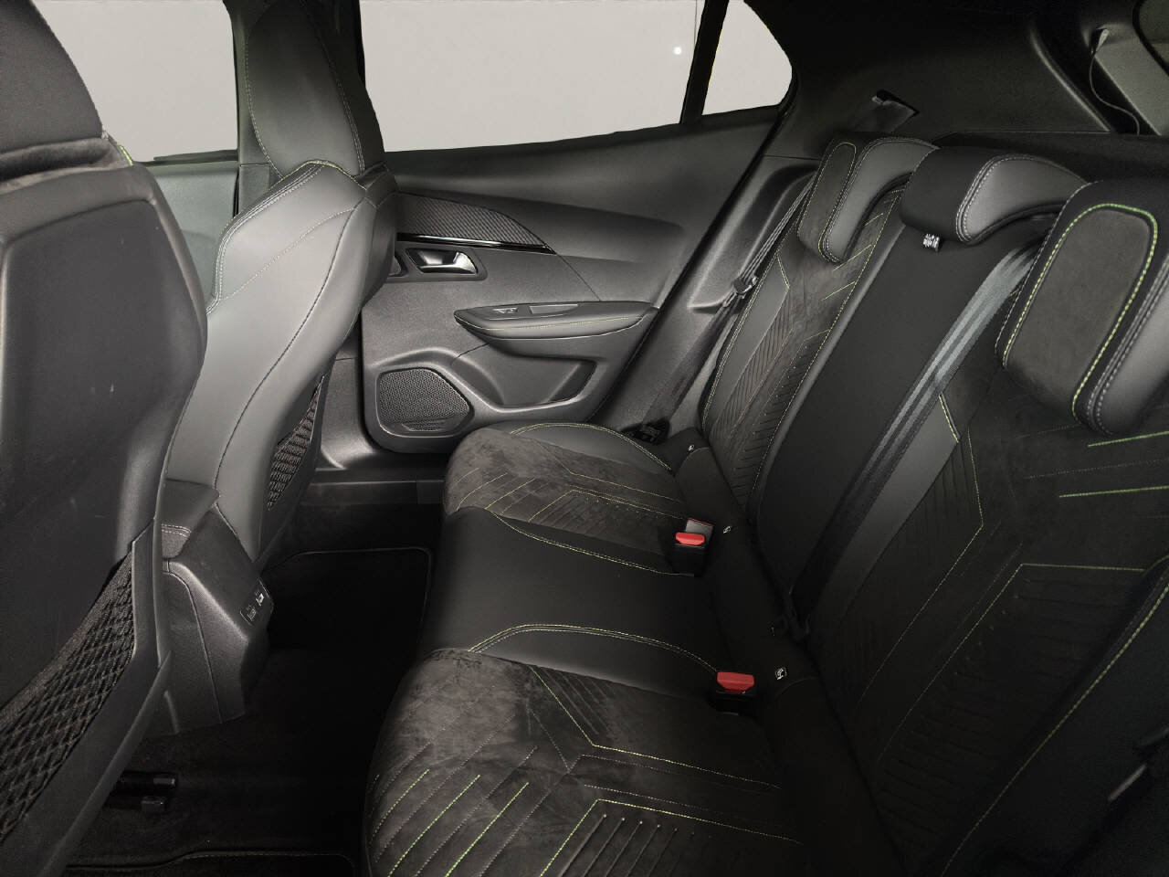 PEUGEOT 2008 1.2 Hybrid 145 PS GT, Mild-Hybrid Benzin/Elektro, Occasion / Gebraucht, Automatik - 7