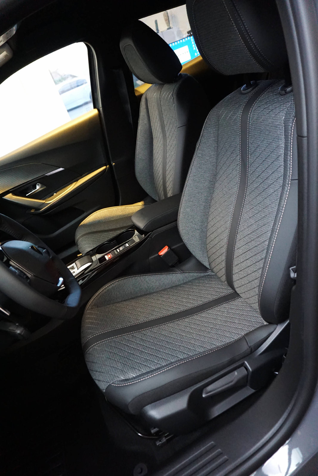 PEUGEOT 2008 1.2 Hybrid 145 Allure Premium, Hybride Léger Essence/Électricité, Voiture de démonstration, Automatique - 7