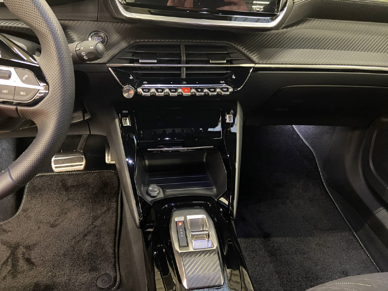 PEUGEOT 2008 1.2 Hybrid GT, Hybride Intégral Essence/Électricité, Voiture de démonstration, Automatique - 7