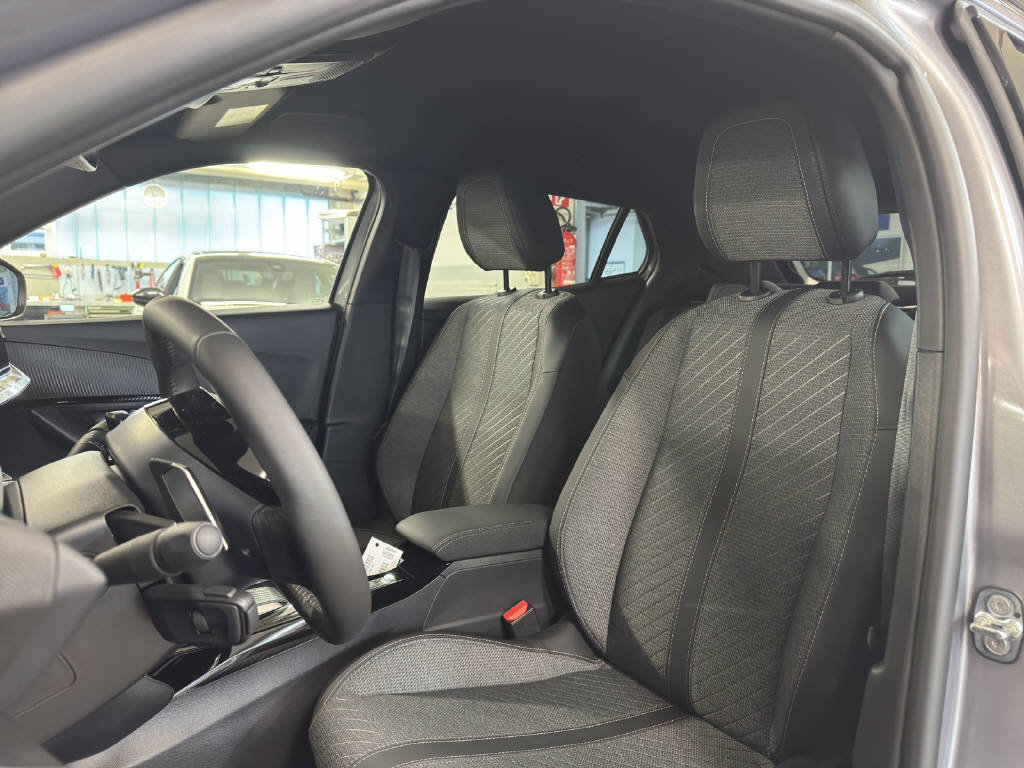 PEUGEOT 2008 1.2 Hybrid 145 Allure Premium, Hybride Léger Essence/Électricité, Voiture de démonstration, Automatique - 5