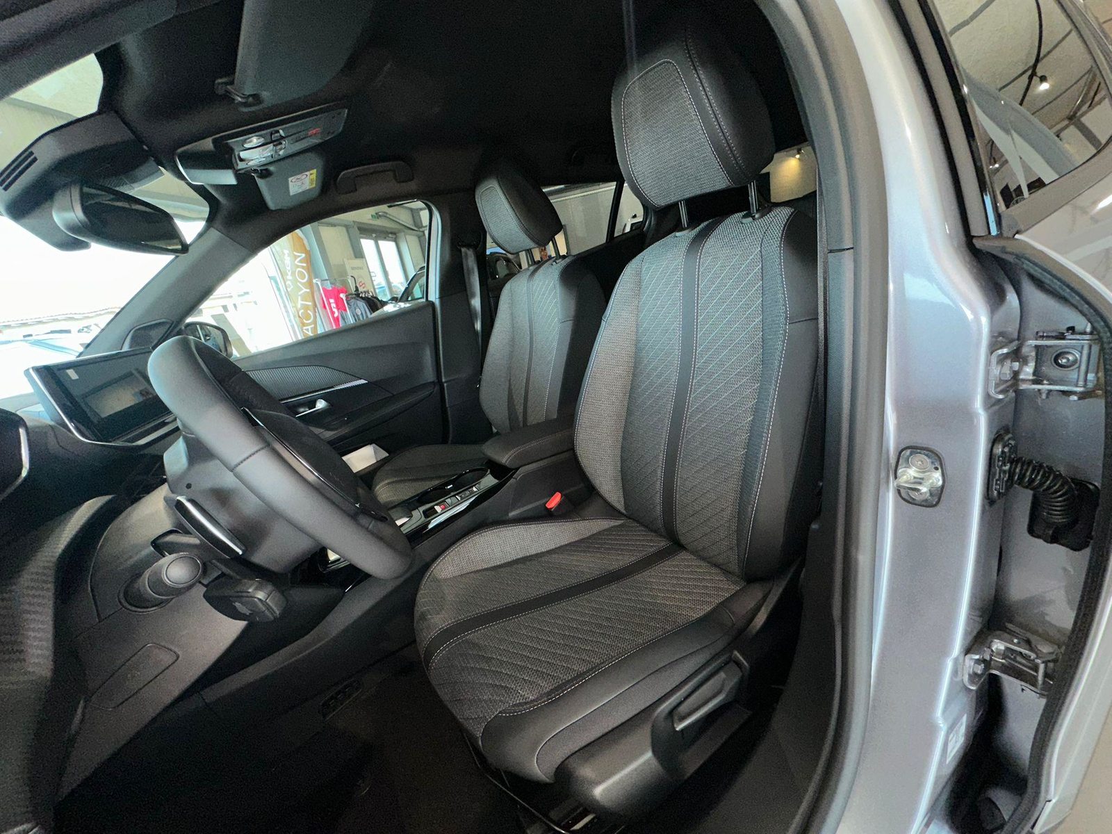 PEUGEOT 2008 1.2 MHEV Allure Premium 8 ans de garantie, Hybride Léger Essence/Électricité, Voiture nouvelle, Automatique - 6