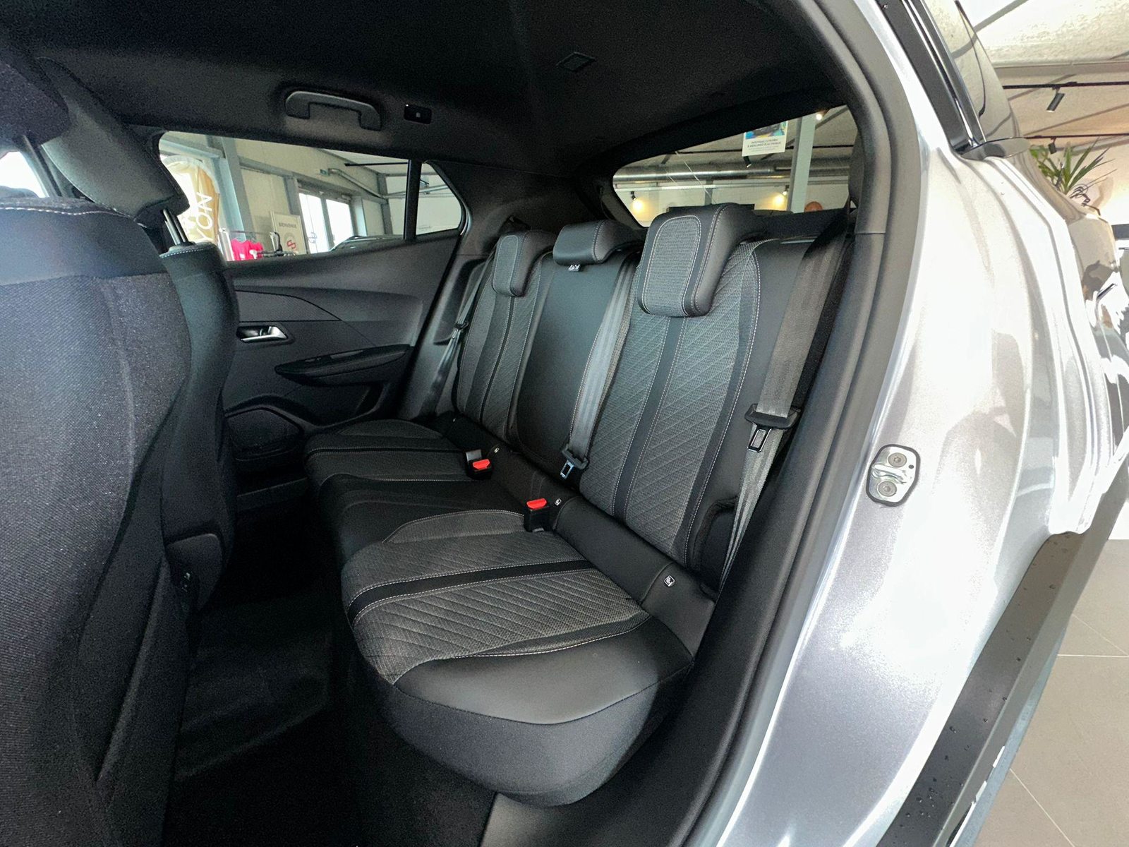 PEUGEOT 2008 1.2 MHEV Allure Premium 8 ans de garantie, Hybride Léger Essence/Électricité, Voiture nouvelle, Automatique - 7